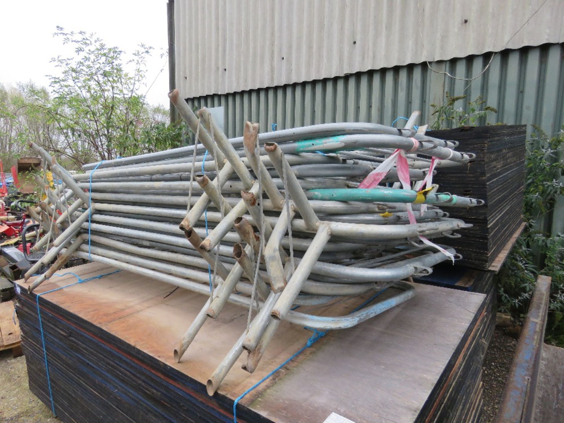 BUNDLE OF 19NO METAL CROWD BARRIERS. THIS LOT IS SOLD UNDER THE AUCTIONEERS MARGIN SCHEME, THEREF - Image 4 of 4