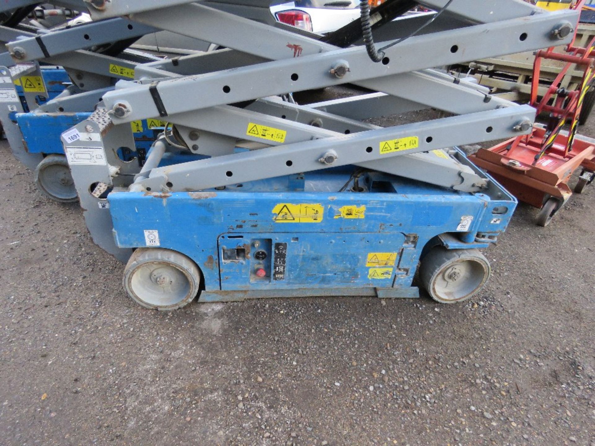 GENIE GS1932 SCISSOR LIFT ACCESS UNIT. YEAR 2008 BUILD. SN:GS3008C-988. WHEN TESTED WAS SEEN TO DRI - Image 2 of 10