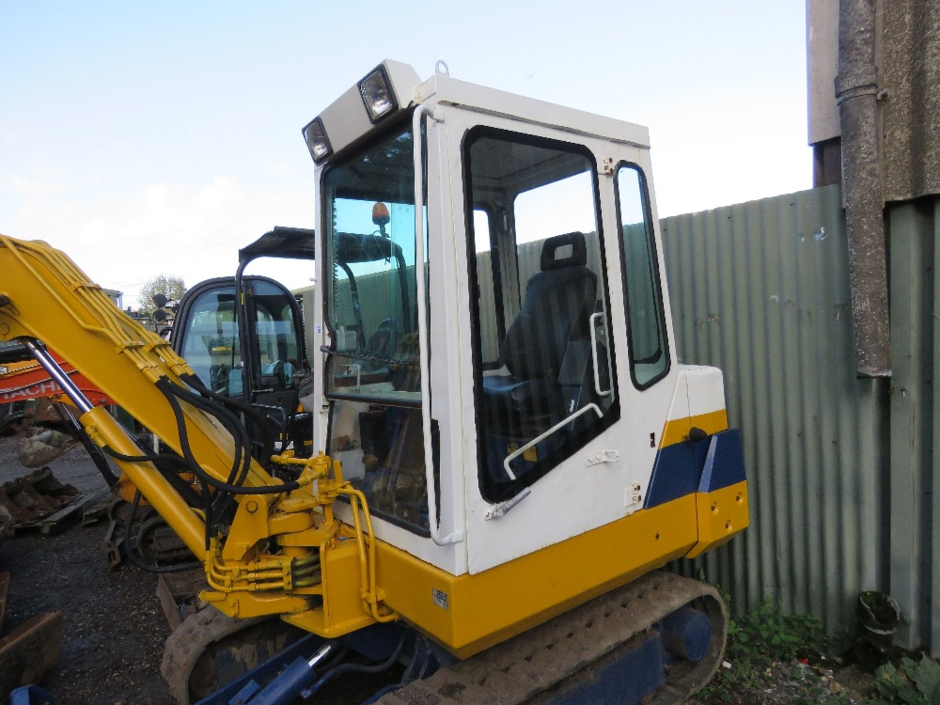 KOMATSU PC20 RUBBER TRACKED MINI DIGGER WITH BUCKETS. SN: F10413. WHEN TESTED WAS SEEN TO DRIVE, SLE - Image 6 of 17