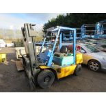 KOMATSU FG25 GAS FORKLIFT TRUCK WITH CONTAINER SPEC MAST. SN:1026693. NO KEY SUPPIED, THEREFORE UNAB