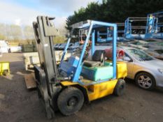 KOMATSU FG25 GAS FORKLIFT TRUCK WITH CONTAINER SPEC MAST. SN:1026693. NO KEY SUPPIED, THEREFORE UNAB