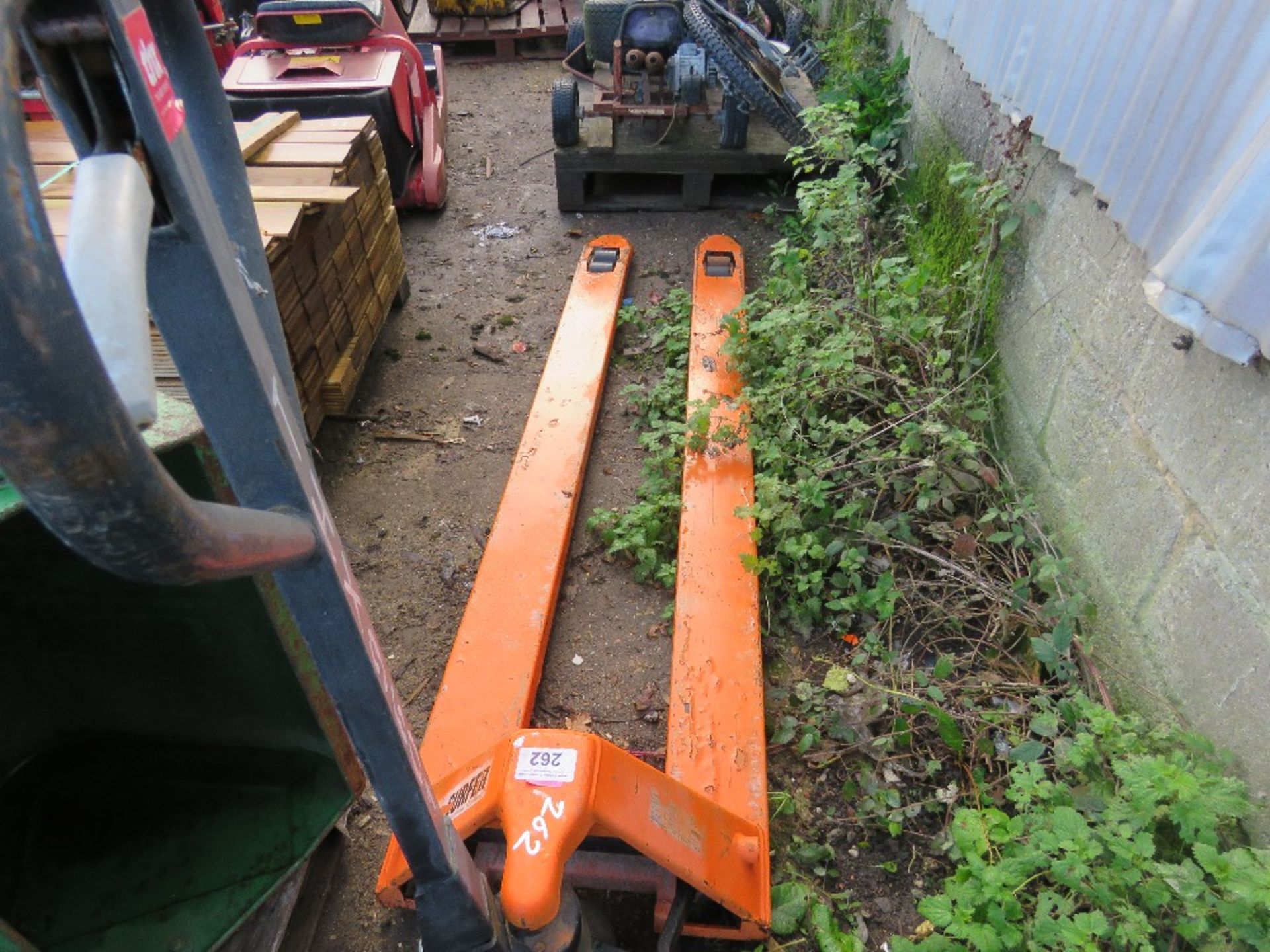 LONG BLADED PALLET TRUCK. THIS LOT IS SOLD UNDER THE AUCTIONEERS MARGIN SCHEME, THEREFORE NO VAT - Image 4 of 4