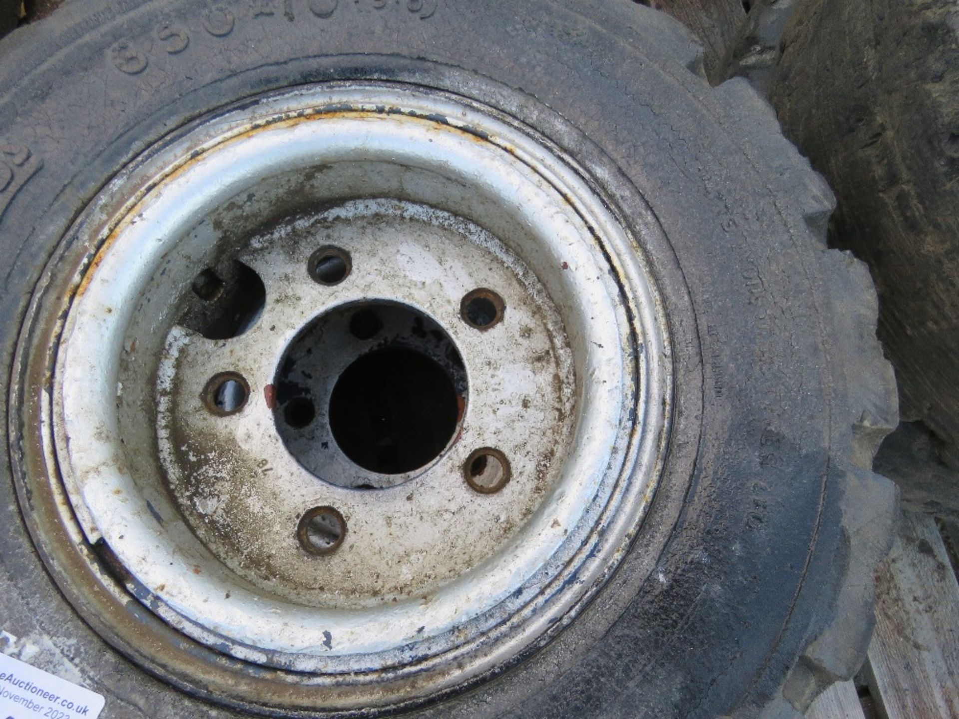 4 X SOLID FORKLIFT WHEELS AND TYRES 7.00X12 AND 6.50 X 10. THIS LOT IS SOLD UNDER THE AUCTIONEER - Image 3 of 5