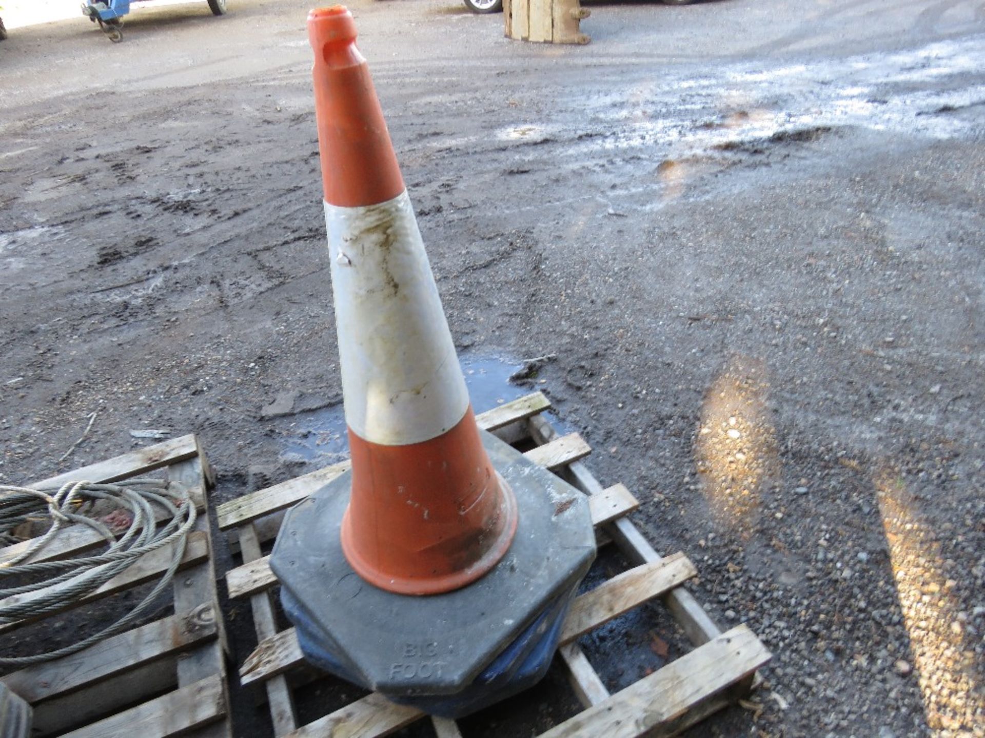 3X HEAVY DUTY ROAD CONES. THIS LOT IS SOLD UNDER THE AUCTIONEERS MARGIN SCHEME, THEREFORE NO VAT - Image 2 of 2