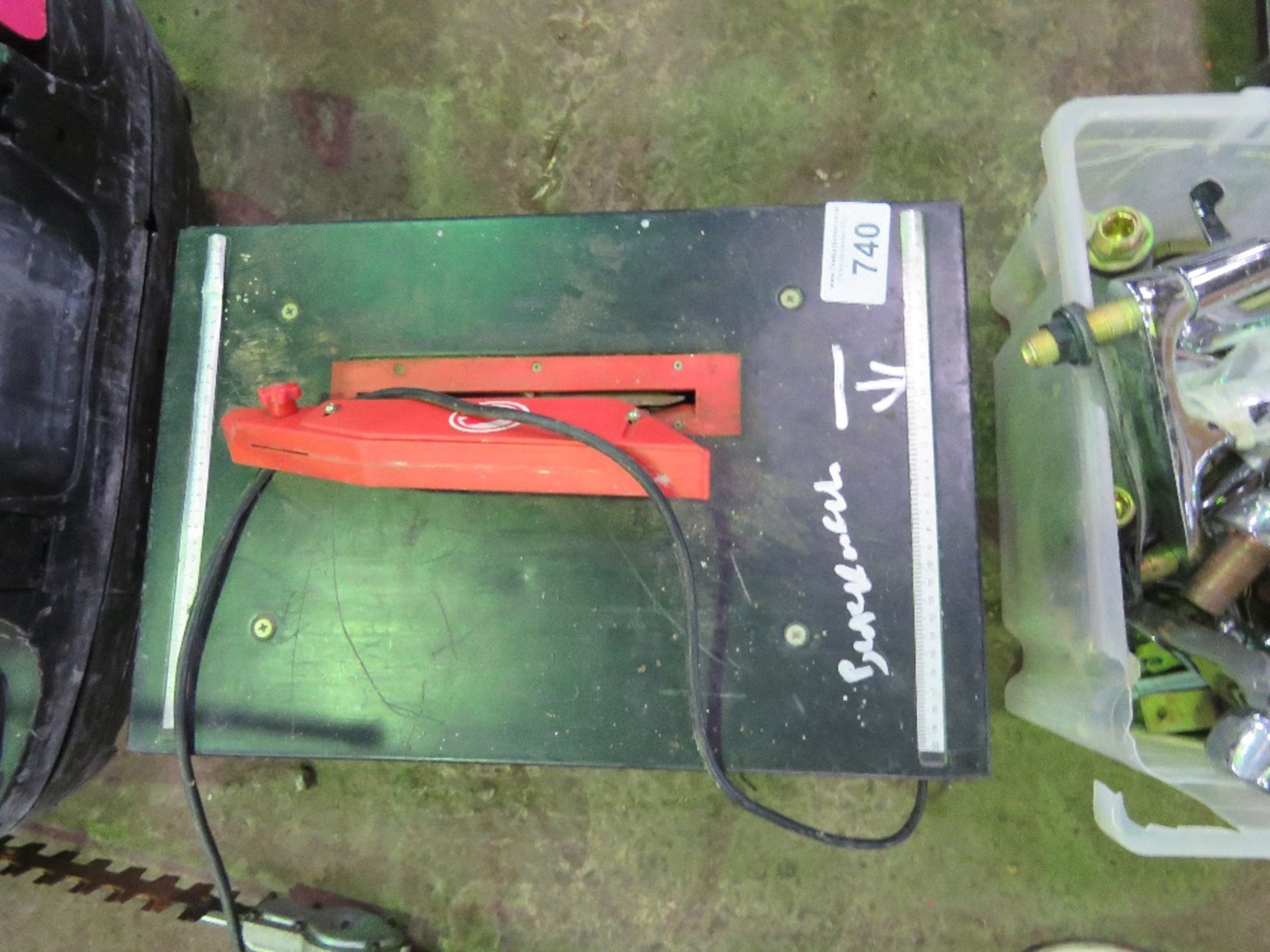 SMALL 240 VOLT SAWBENCH. THIS LOT IS SOLD UNDER THE AUCTIONEERS MARGIN SCHEME, THEREFORE NO VAT - Image 2 of 2