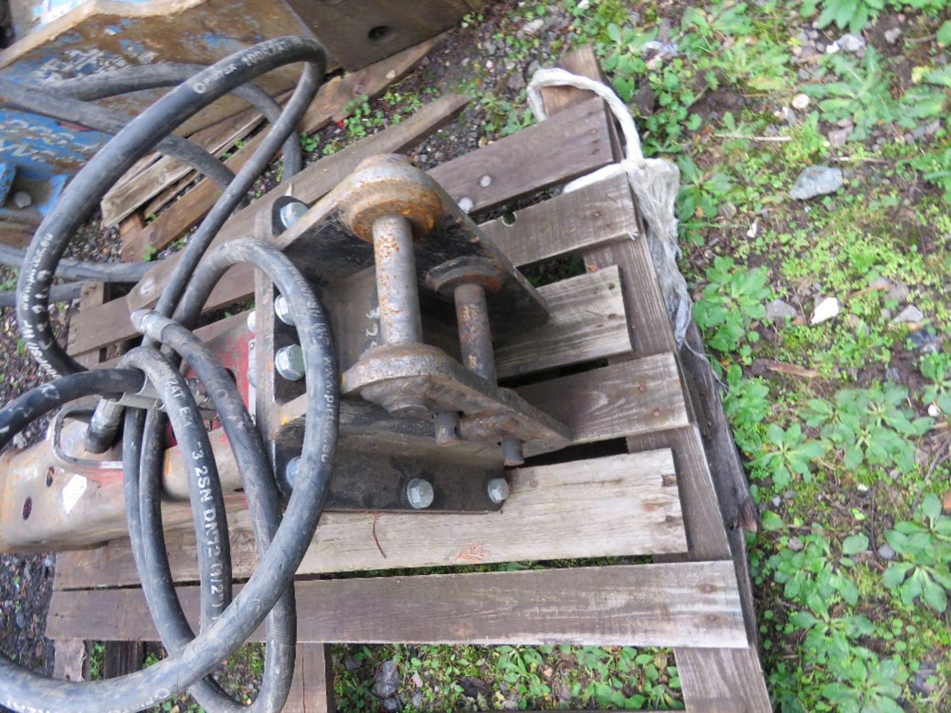 SOCOMEC DMS165 HYDRAULIC EXCAVATOR MOUNTED BREAKER ON 30MM PINS TO SUIT 3 TONNE MACHINE. RECENTLY FU - Image 5 of 5