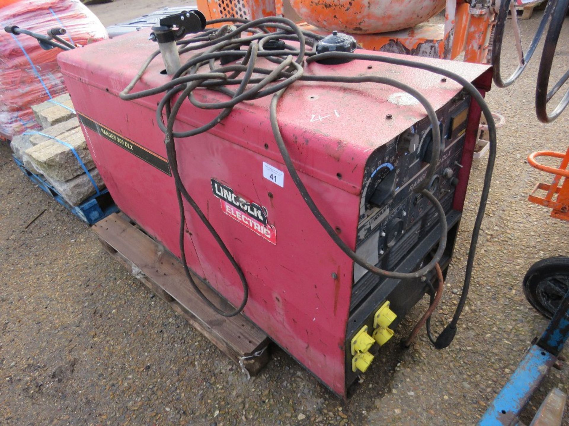 LINCOLN RANGER 300 DLX WELDER.