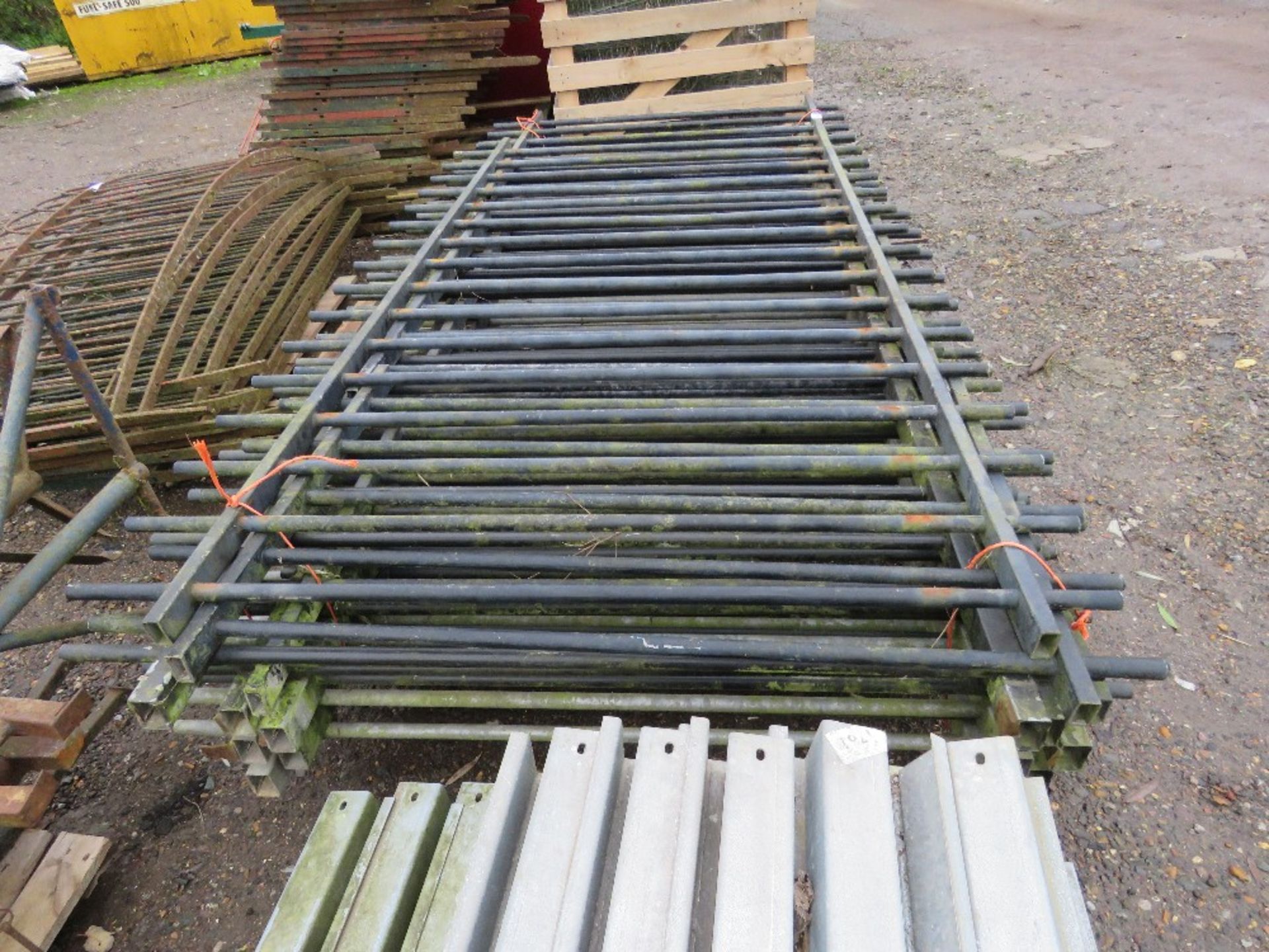 STACK OF HEAVY DUTY FENCING 1.1M - 3M WIDTH APPROX. THIS LOT IS SOLD UNDER THE AUCTIONEERS MARGIN - Image 4 of 5