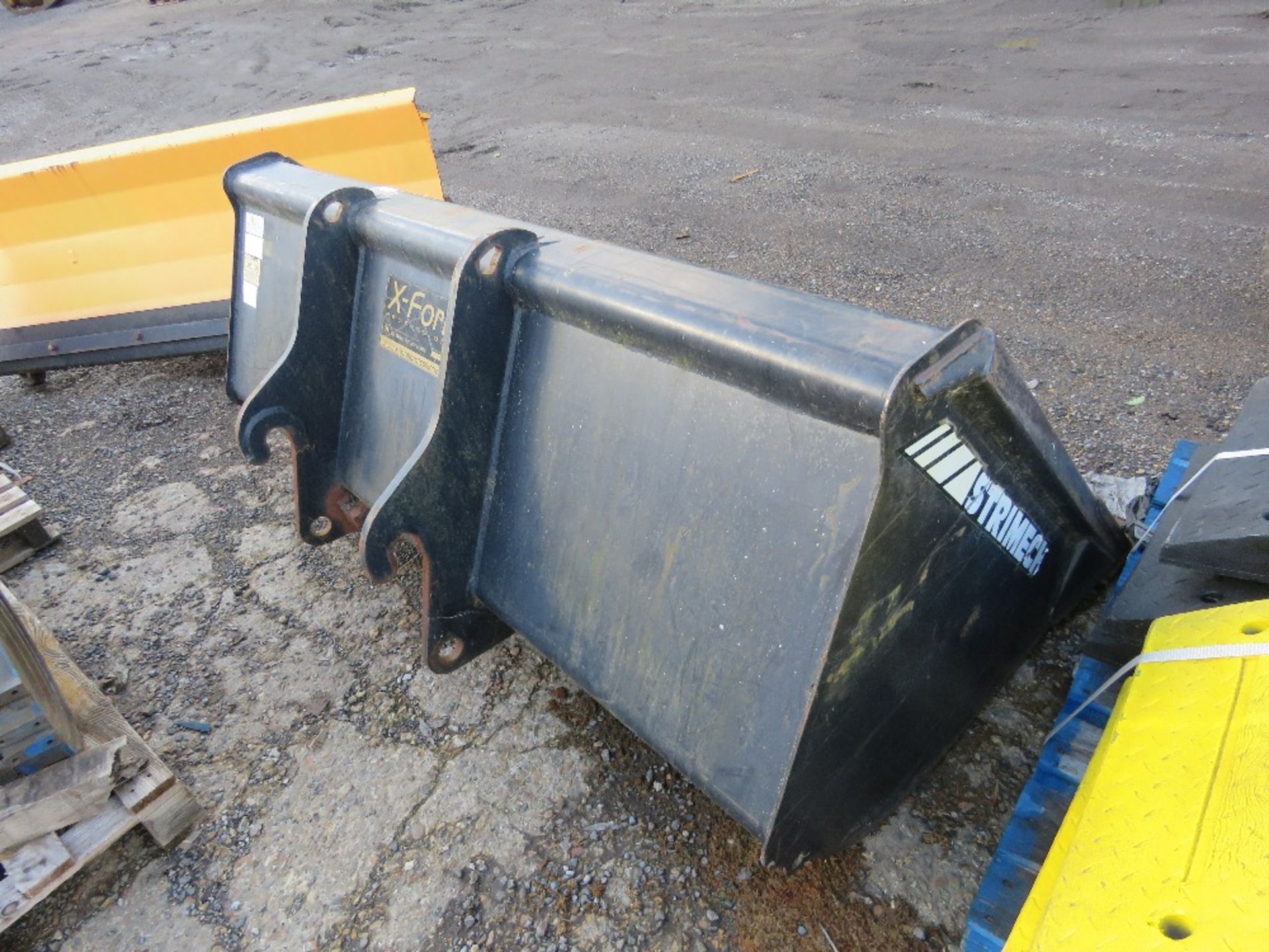 STRIMECH JCB LOADING BUCKET. SUITABLE FOR TELETRUK TYPE MACHINE OR SIMILAR. 6FT WIDTH APPROX. TH - Image 3 of 4