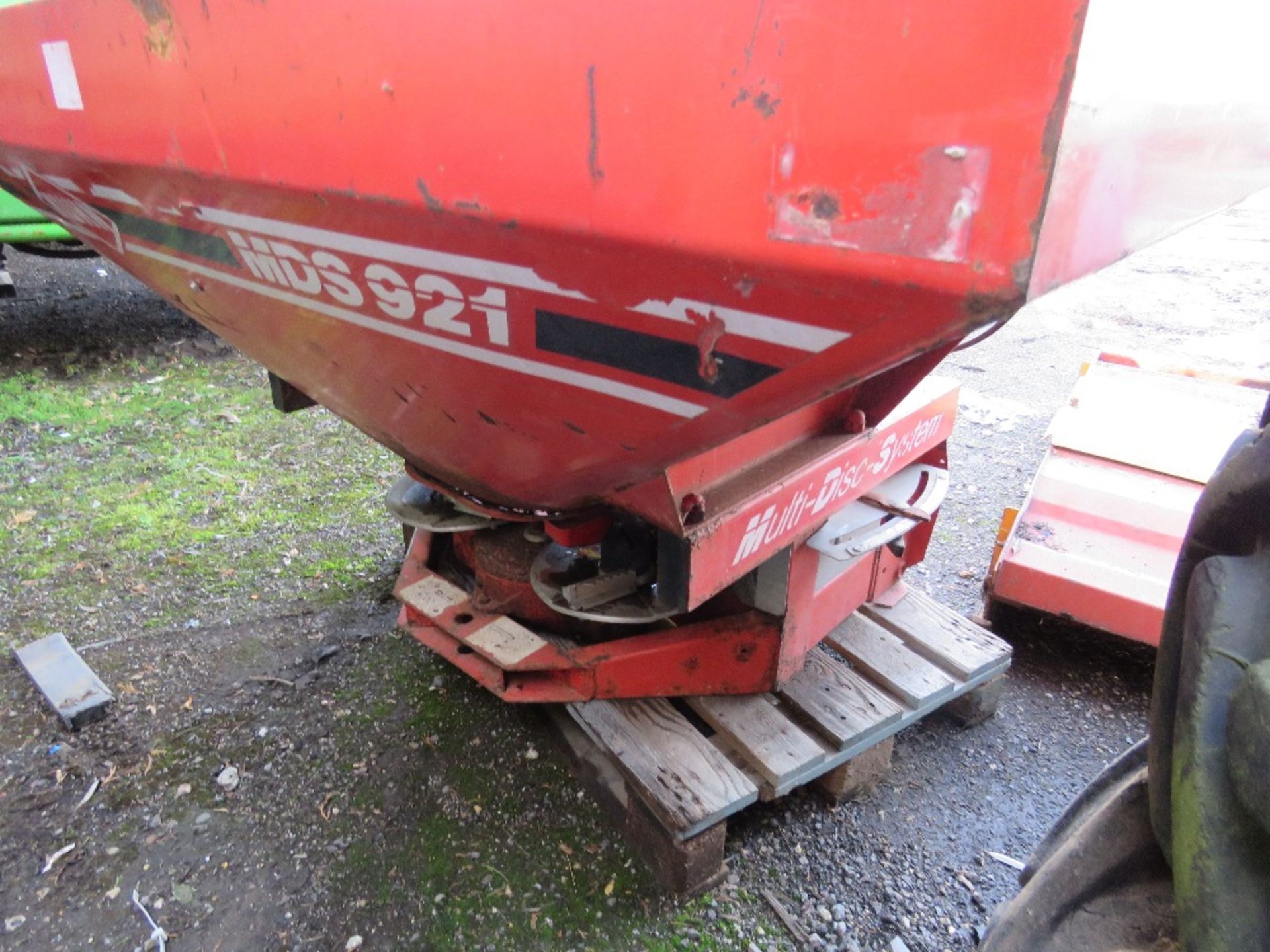 KUHN MULTIDISC 931 TRACTOR MOUNTED FERTILISER SPREADER. DIRECT FROM LOCAL SMALLHOLDING. THIS LOT I - Image 7 of 8