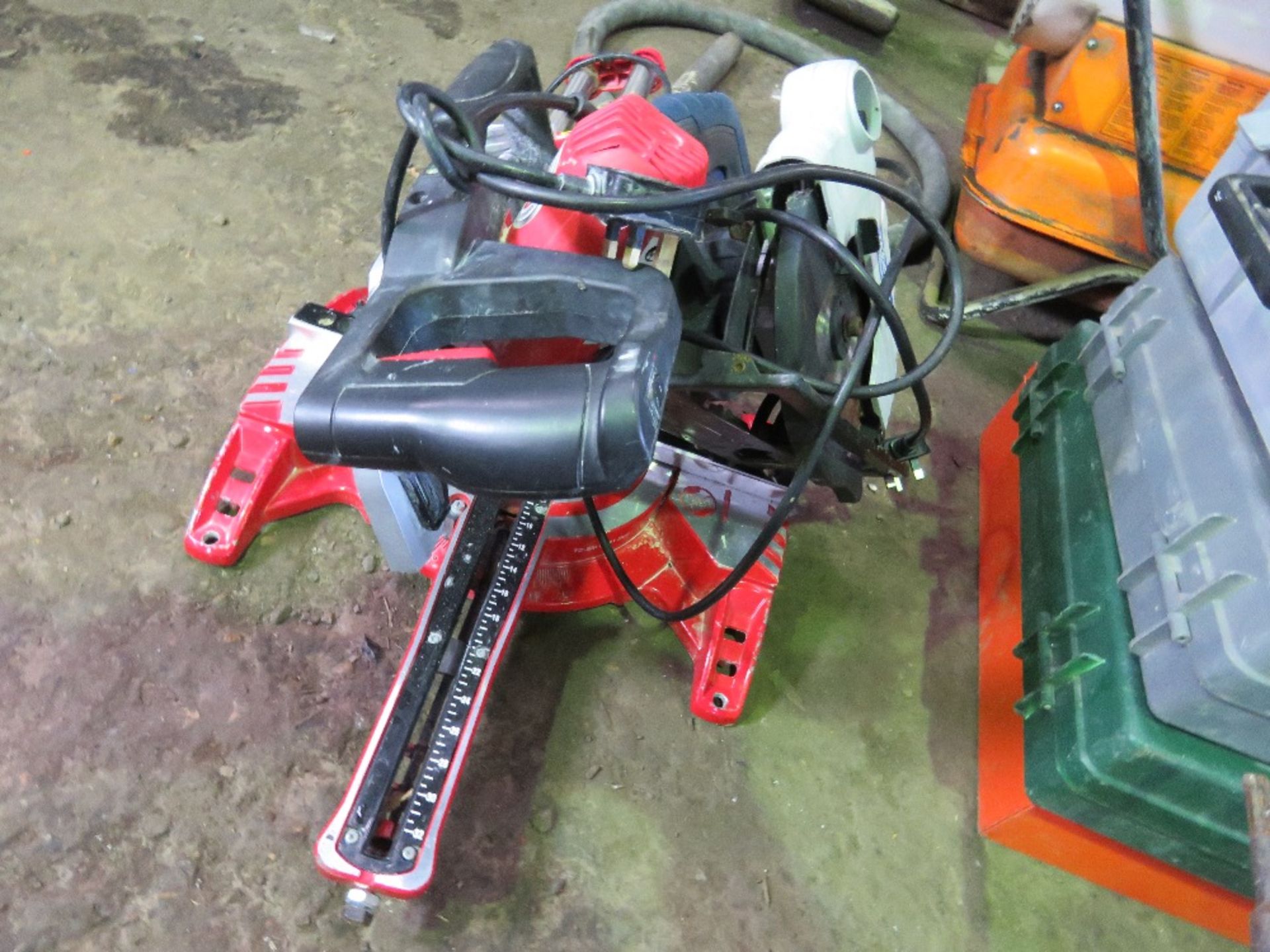 MITRE SAW AND A CIRCULAR SAW. THIS LOT IS SOLD UNDER THE AUCTIONEERS MARGIN SCHEME, THEREFORE NO - Image 3 of 5