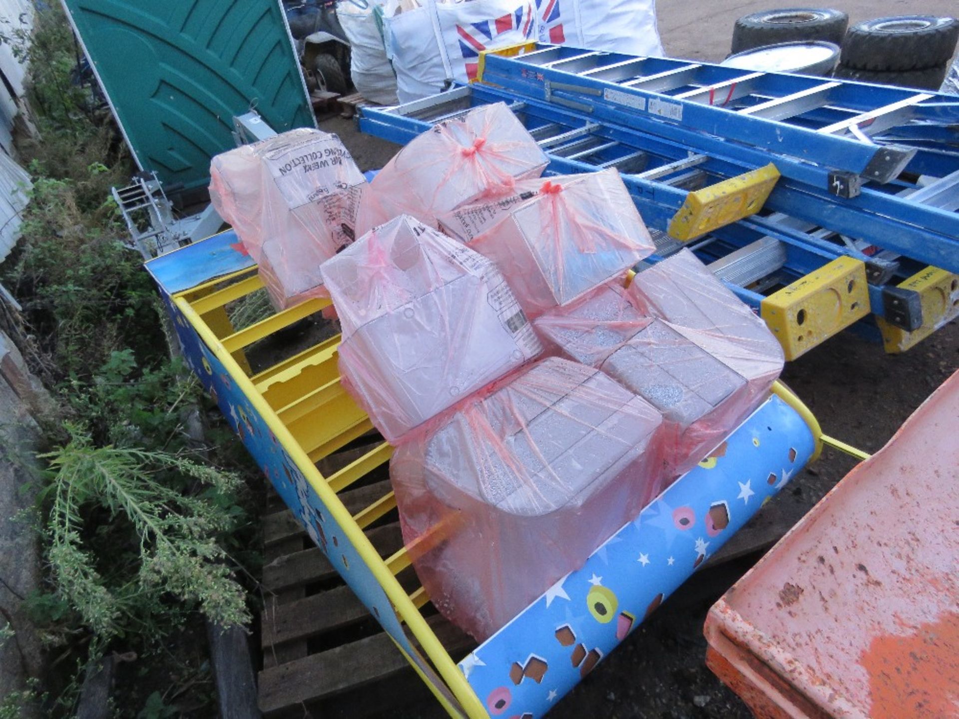 PICK AND MIX DISPLAY STAND. THIS LOT IS SOLD UNDER THE AUCTIONEERS MARGIN SCHEME, THEREFORE NO VA - Image 4 of 4