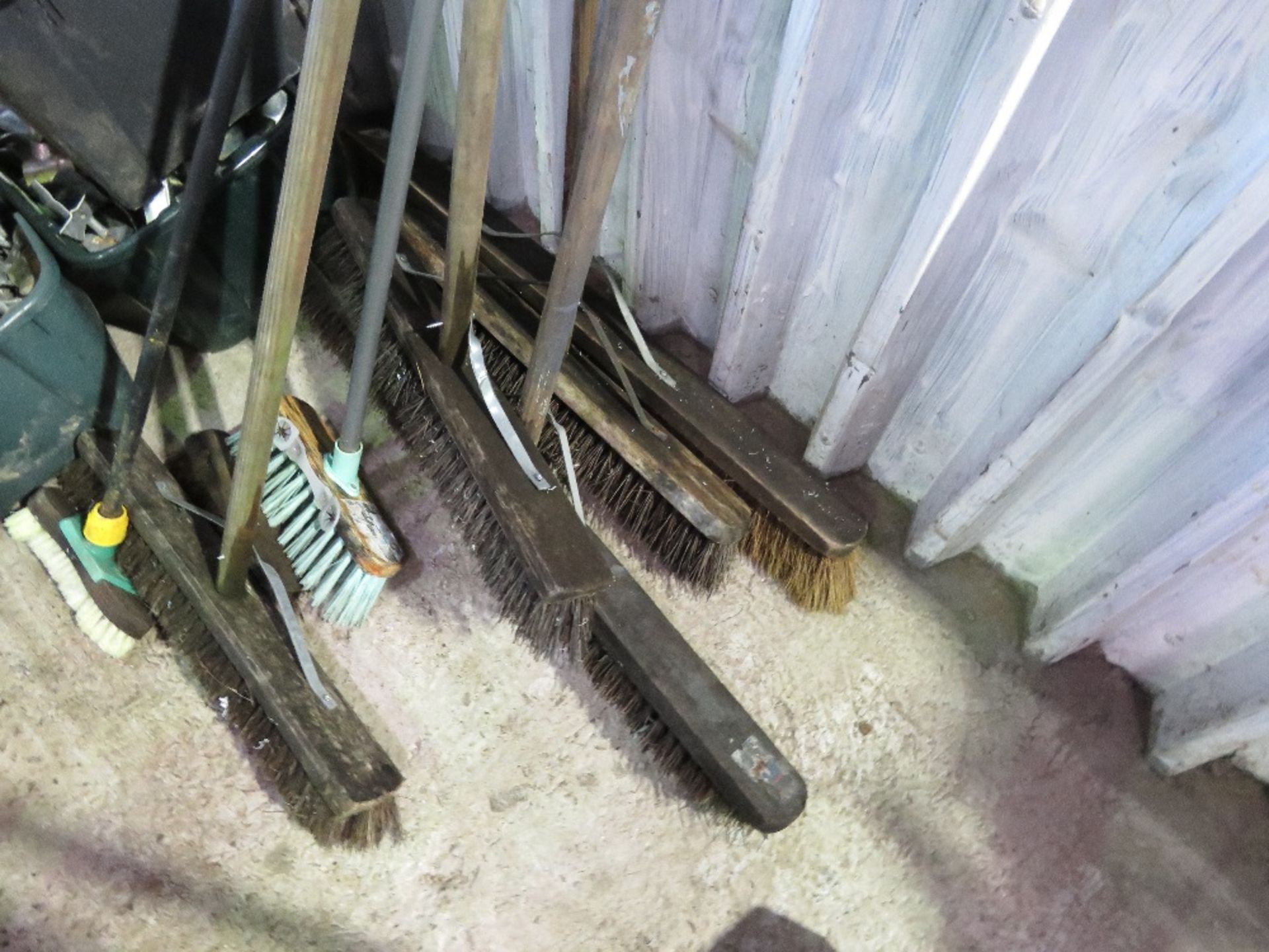 8 X ASSORTED BROOMS. THIS LOT IS SOLD UNDER THE AUCTIONEERS MARGIN SCHEME, THEREFORE NO VAT WILL - Image 4 of 5