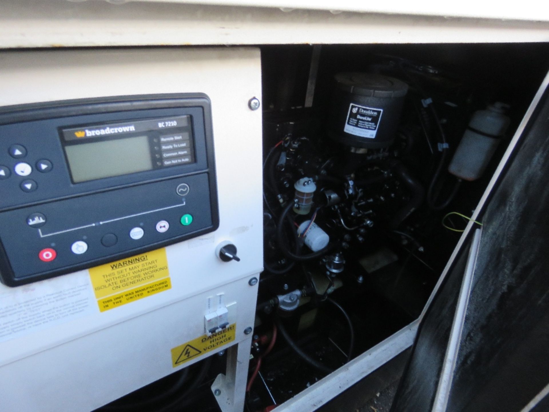 JCB 11KVA SKID MOUNTED SILENCED GENERATOR, SINGLE PHASE 240V OUTPUT, 2016 BUILD. SOURCED FROM MAJOR - Image 4 of 6