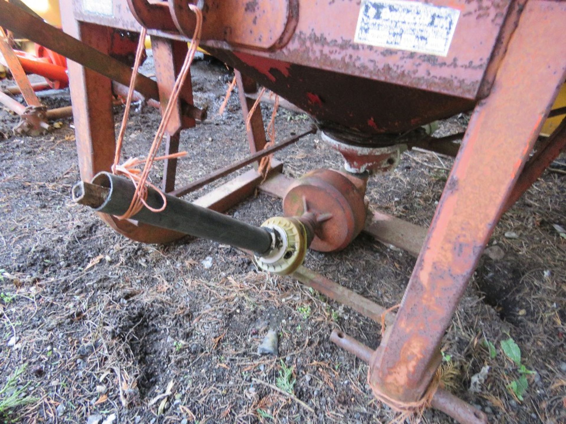 TRACTOR MOUNTED FERTILISER SPREADER. THIS LOT IS SOLD UNDER THE AUCTIONEERS MARGIN SCHEME, THEREF - Image 4 of 5