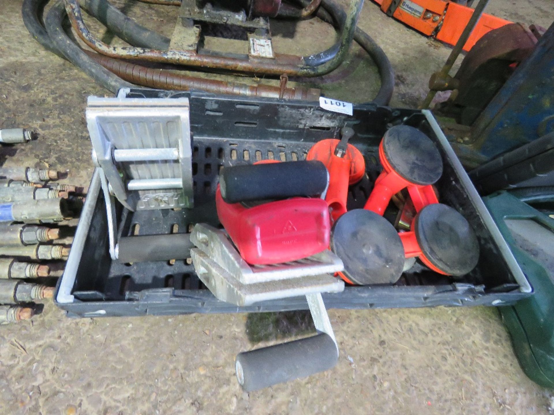 TRAY CONTAINING SUCTION CUPS AND CLAMPS. SOURCED FROM COMPANY LIQUIDATION. - Image 2 of 3