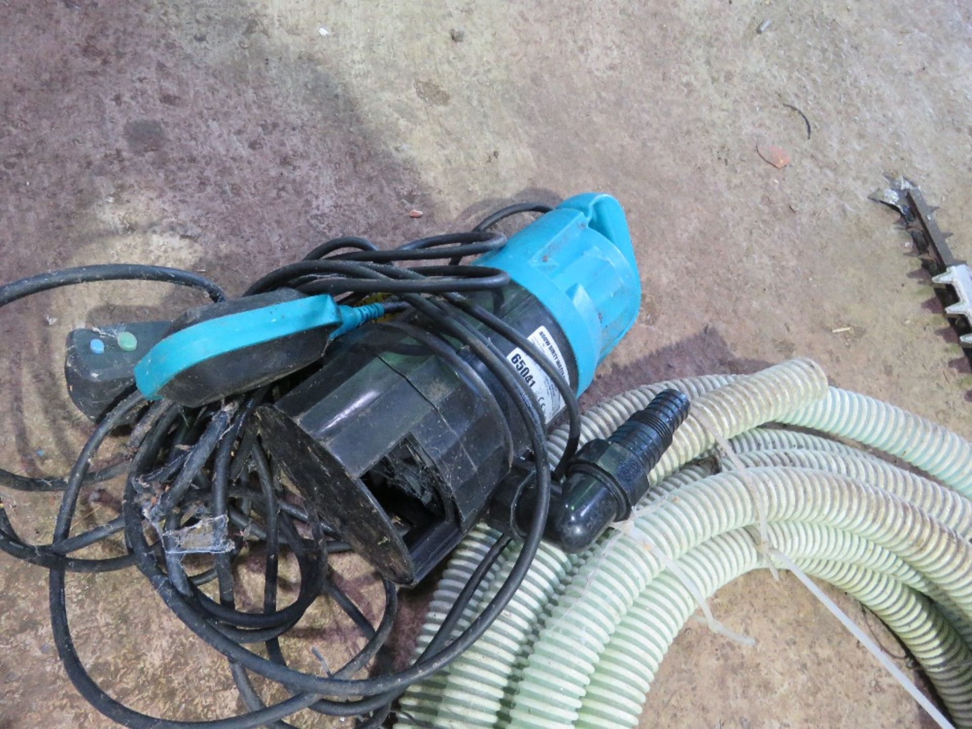 SUBMERSIBLE WATER PUMP WITH HOSE. THIS LOT IS SOLD UNDER THE AUCTIONEERS MARGIN SCHEME, THEREFOR - Image 2 of 5