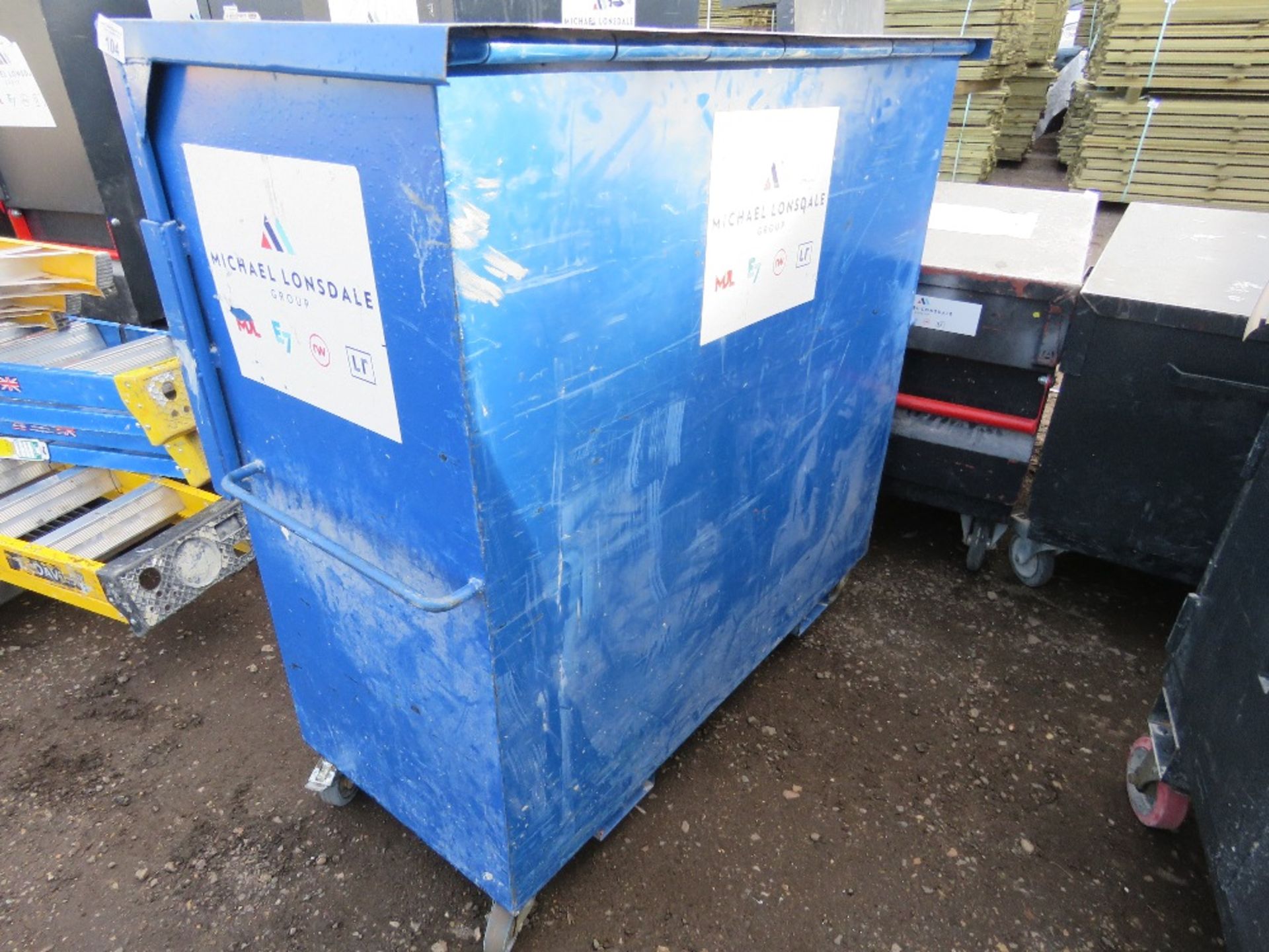LARGE TOOL BOX. DIRECT FROM COMPANY LIQUIDATION. - Image 2 of 4