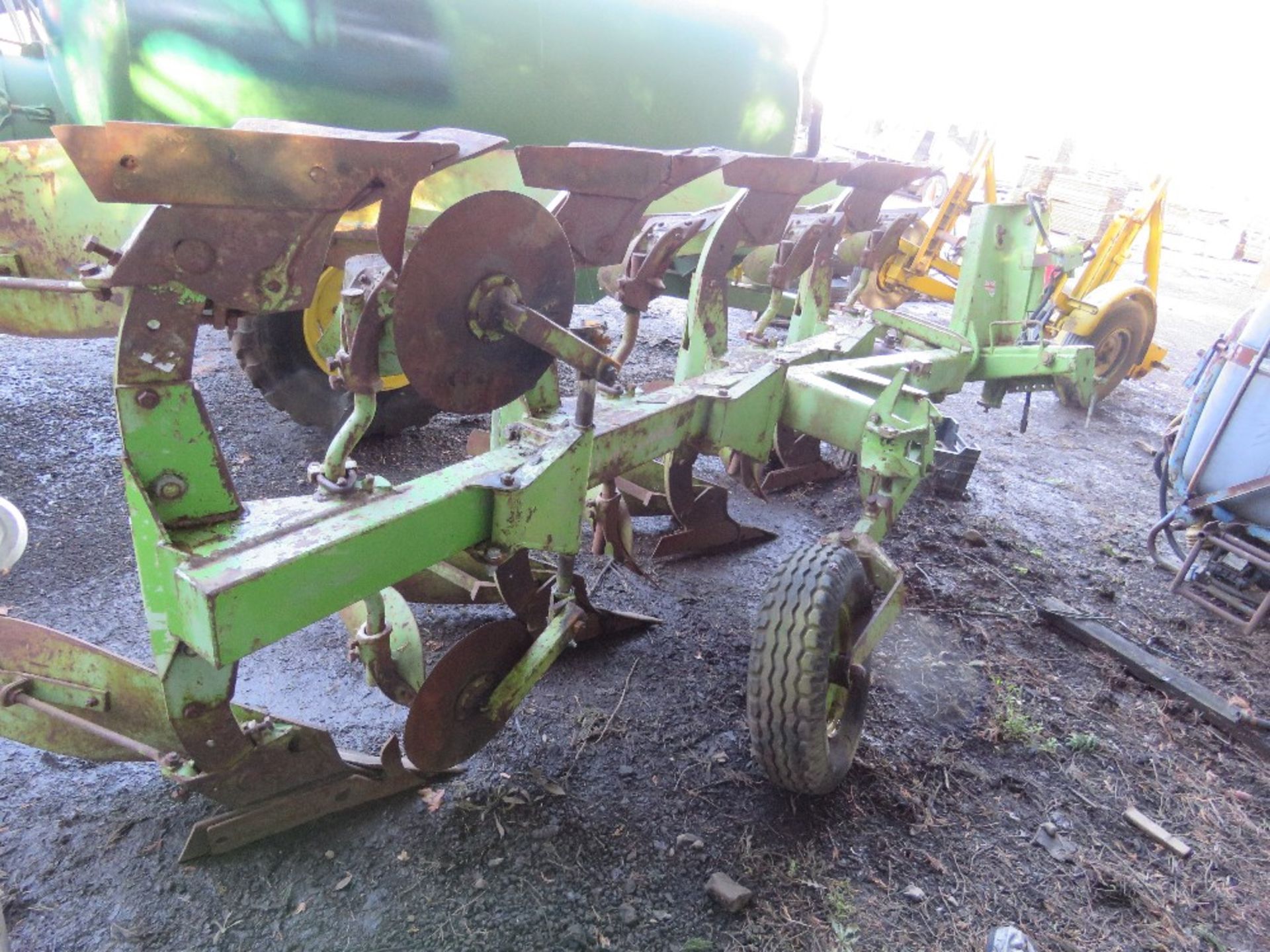 DOWDESWELL 4 FURROW REVERSIBLE PLOUGH WITH A BOX OF SPARES, DIRECT FROM SMALL HOLDING. THIS LOT - Image 3 of 3