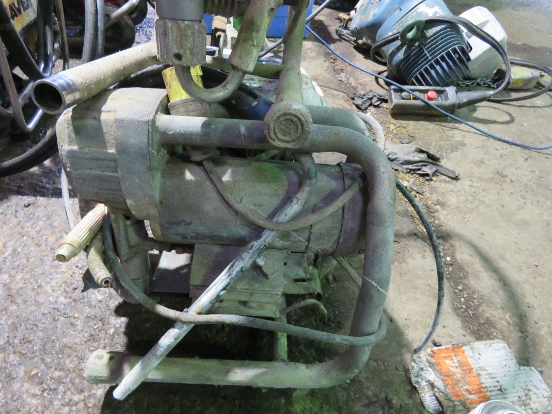 HONDA ENGINE AND 2 X AIRLESS SPRAYERS. THIS LOT IS SOLD UNDER THE AUCTIONEERS MARGIN SCHEME, THER - Image 3 of 6