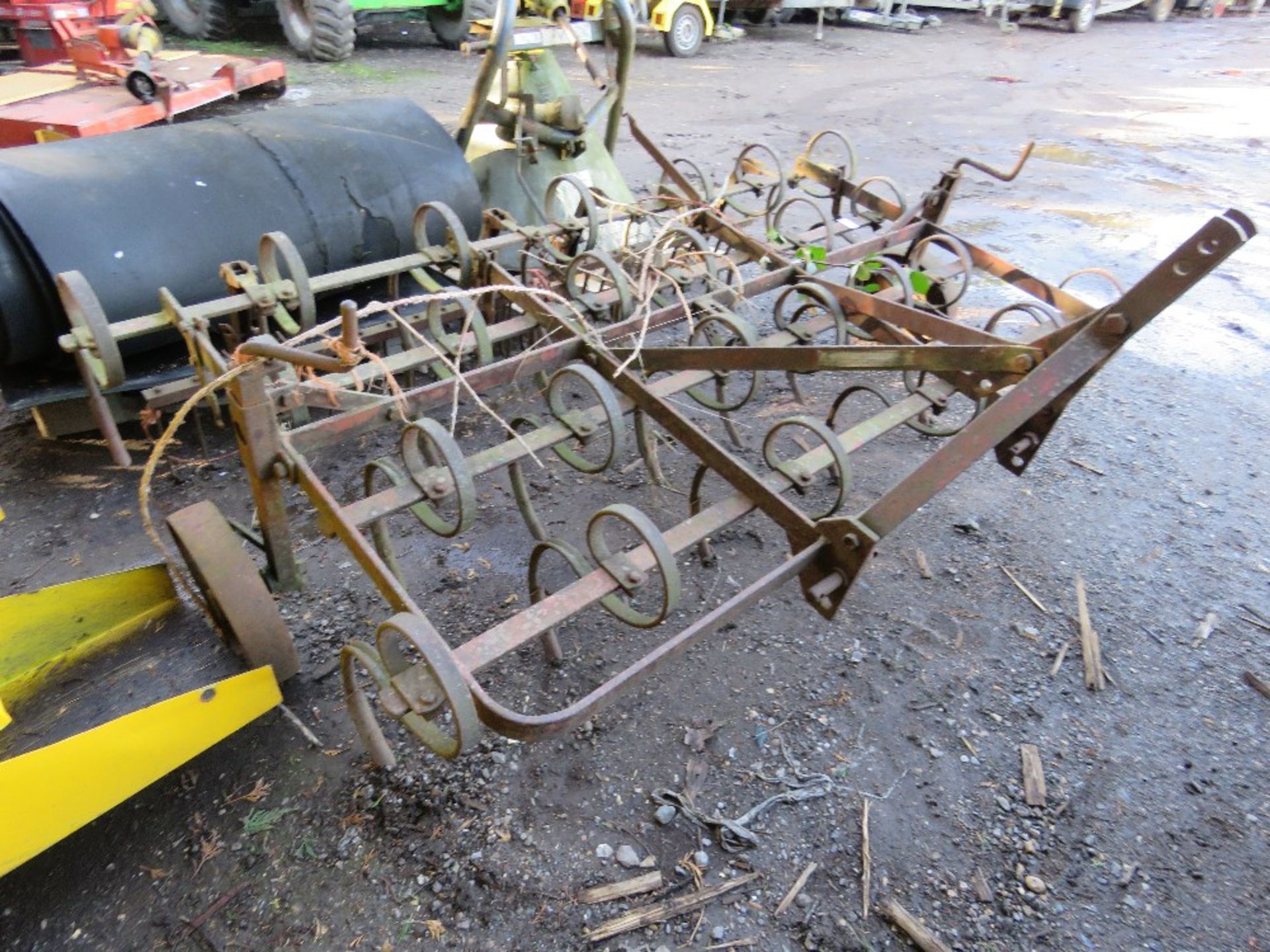 TRACTOR MOUNTED SPRINGTINE CULTIVATOR, 8FT WIDTH APPROX. DIRECT FROM LOCAL SMALLHOLDING. THIS LOT - Image 3 of 4