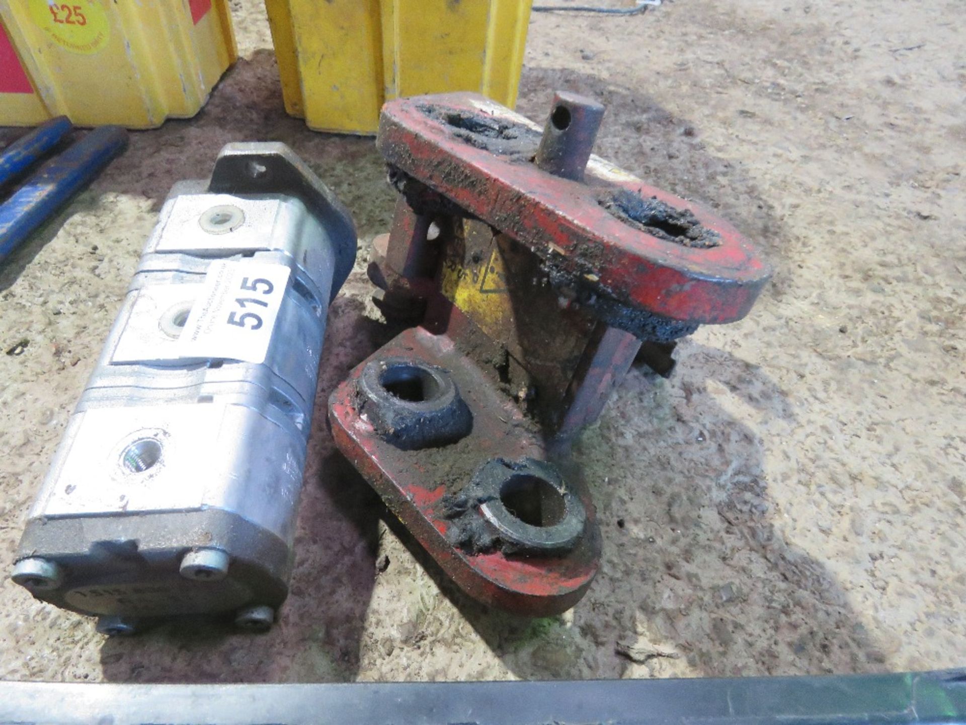 MANUAL QUICK HITCH 30MM PINS, PLUS JCB HYDRAULIC MINI DIGGER PUMP. THIS LOT IS SOLD UNDER THE AU - Image 3 of 4