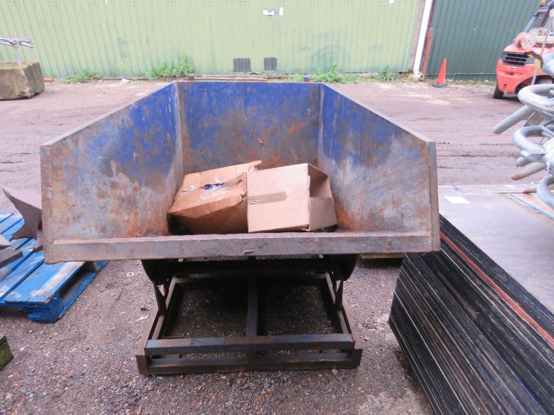 TIPPING FORKLIFT SKIP, SOURCED FROM COMPANY LIQUIDATION. - Image 4 of 4