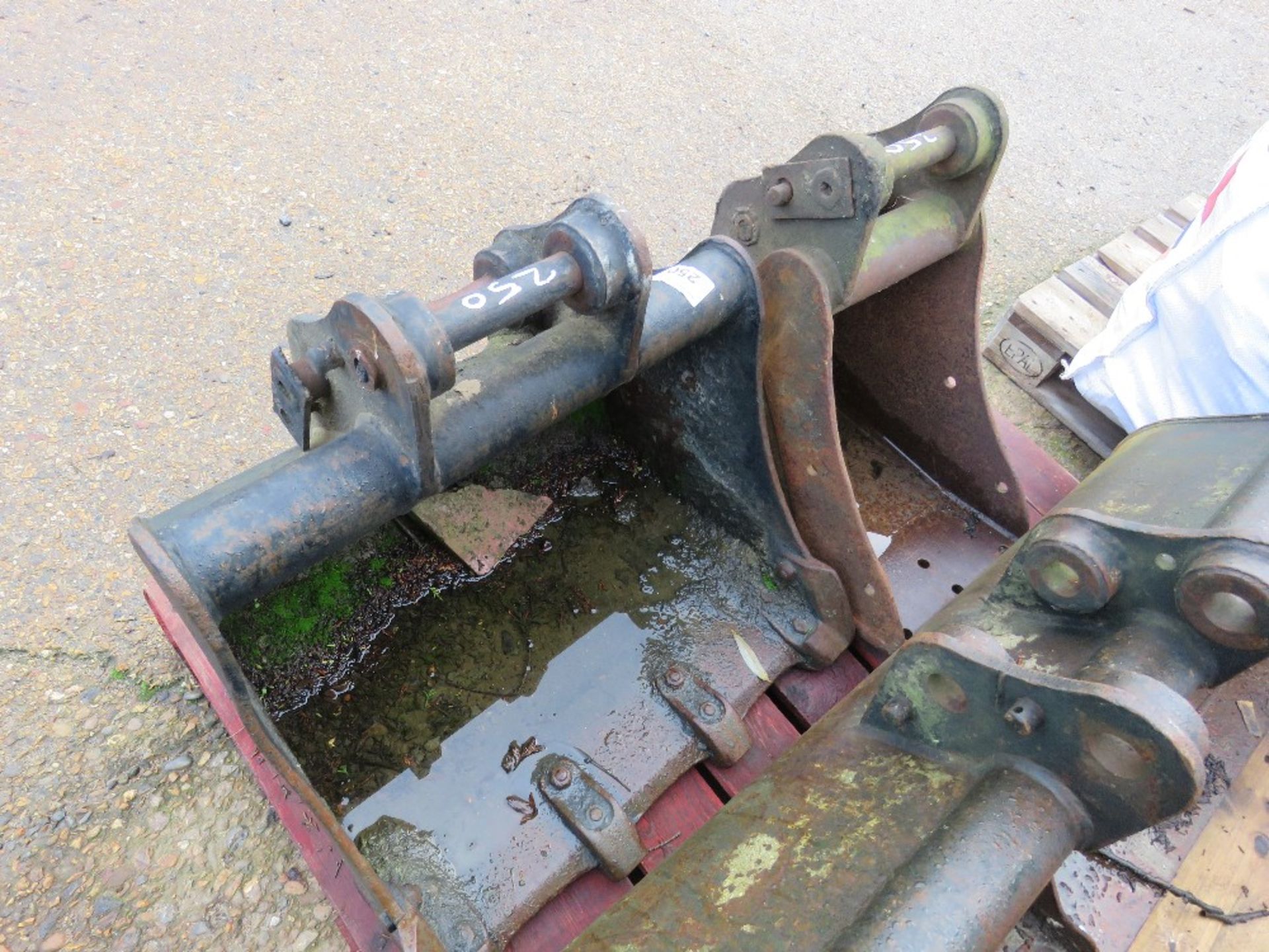 3 X EXCAVATOR BUCKETS ON 35MM PINS. THIS LOT IS SOLD UNDER THE AUCTIONEERS MARGIN SCHEME, THEREF - Image 3 of 4