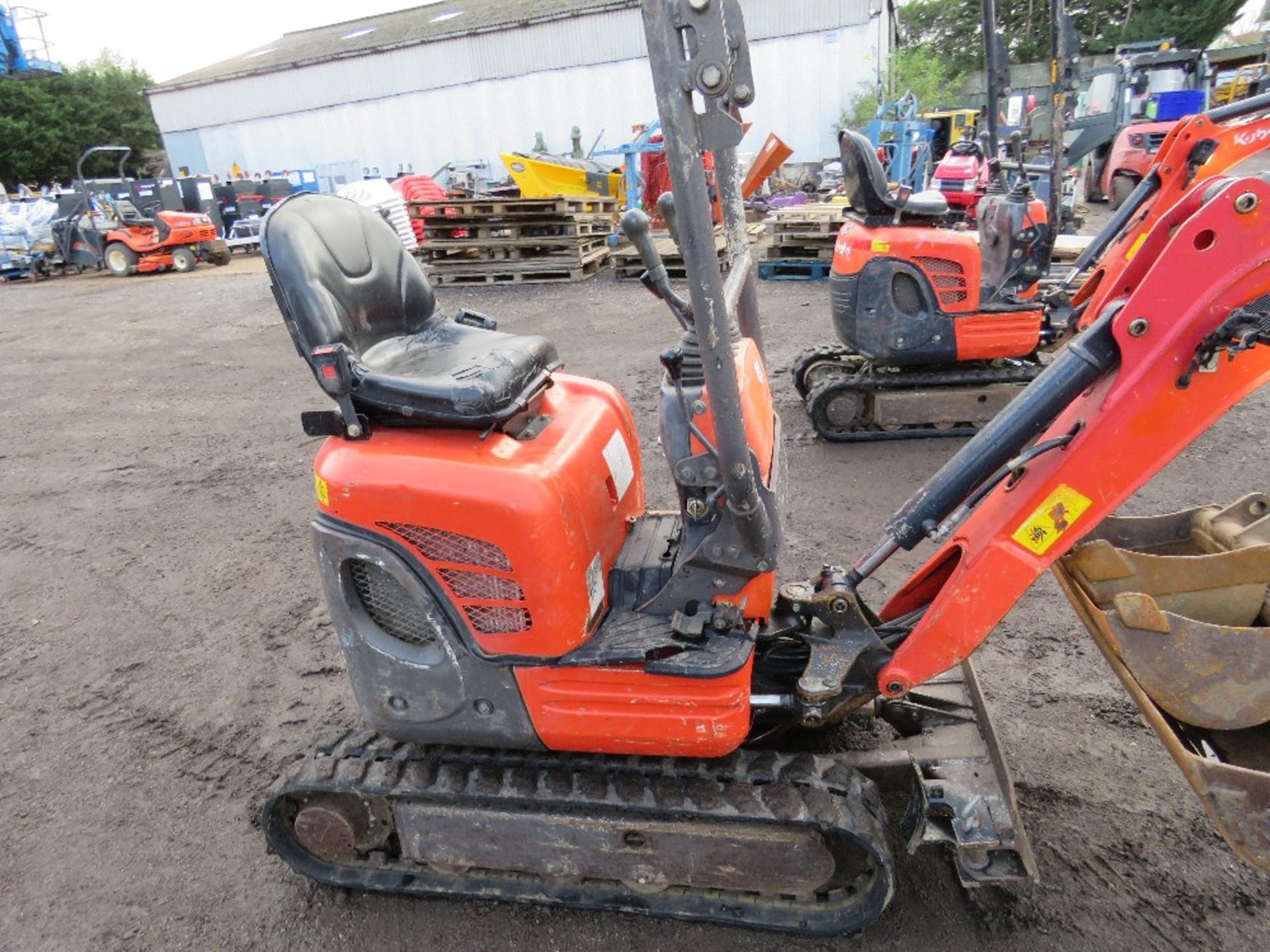 KUBOTA U10-3 MICRO EXCAVATOR WITH 3NO BUCKETS. 2816 REC HOURS. YEAR 2016 BUILD. SN:2816. DIRECT FROM - Image 5 of 9