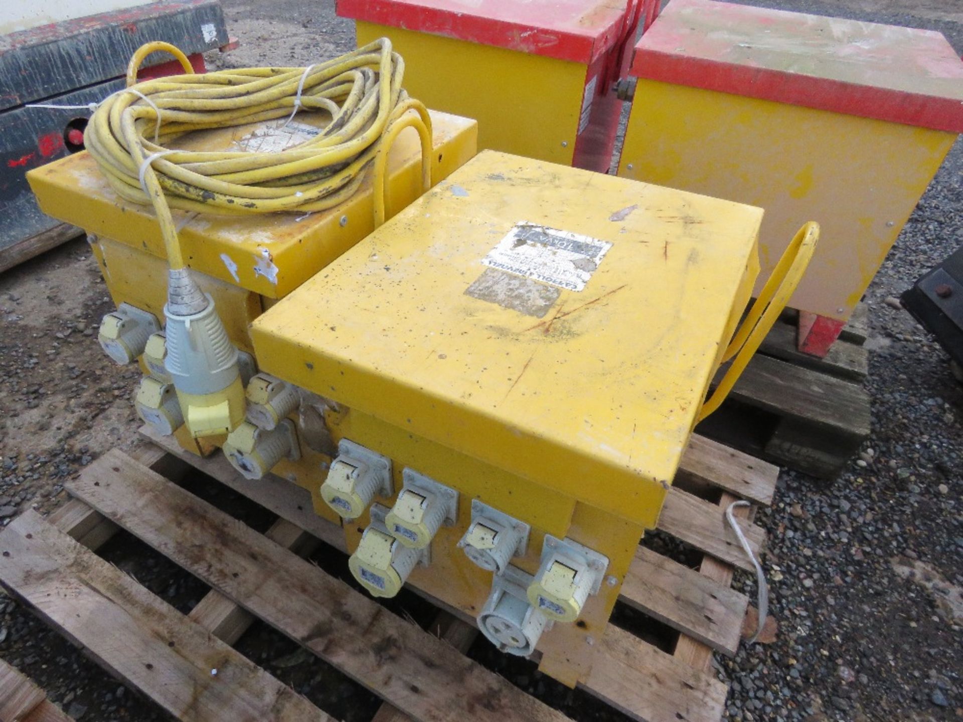 2 X LARGE SIZED SITE TRANSFORMERS, YELLOW PLUS AN EXTENSION LEAD. - Image 5 of 5