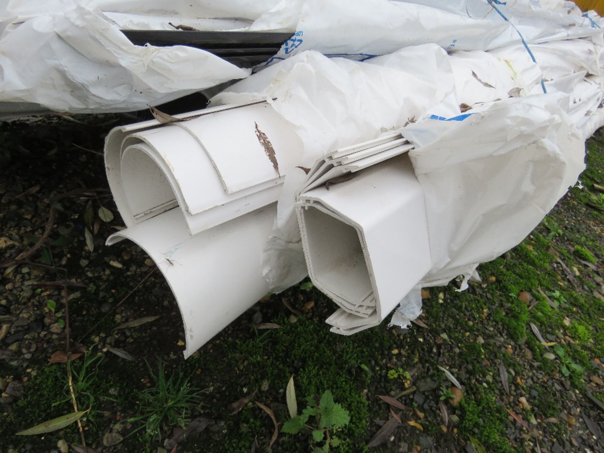 ASSORTED LONG LENGTH PLASTIC GUTTERING ITEMS. THIS LOT IS SOLD UNDER THE AUCTIONEERS MARGIN SCHEM - Image 7 of 10