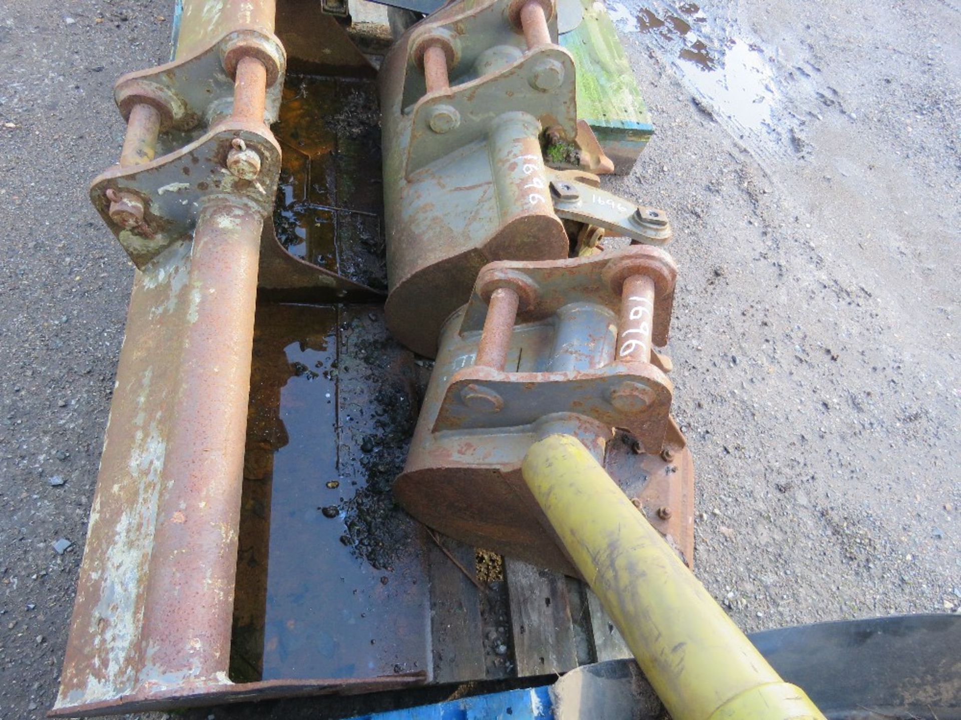 SET OF 3NO VOLVO EC27 EXCAVATOR BUCKETS WITH A MANUAL QUICK HITCH. LITTLE SIGNS OF USEAGE?? - Image 5 of 5