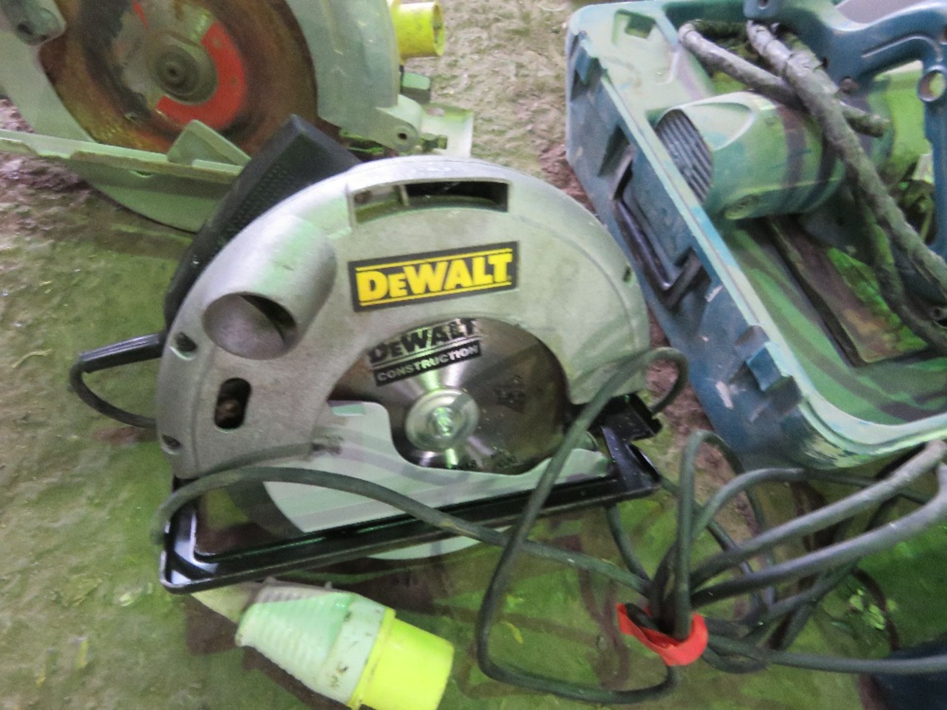 2 X CIRCULAR SAWS AND ANOTHER FOR SPARES OR REPAIR. - Image 3 of 4