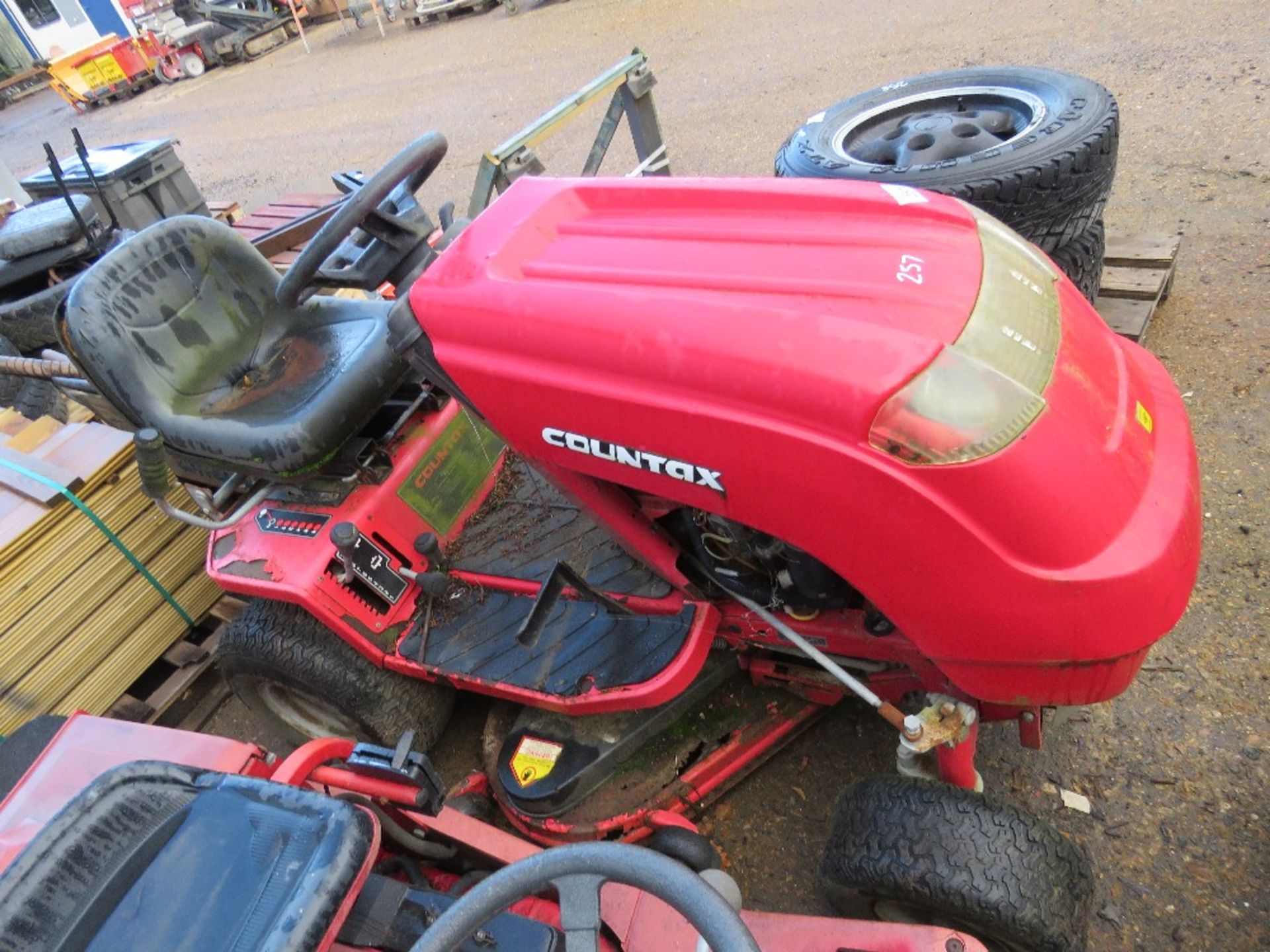 COUNTAX RIDE ON MOWER FOR SPARES OR REPAIR. THIS LOT IS SOLD UNDER THE AUCTIONEERS MARGIN SCHEME - Image 2 of 5