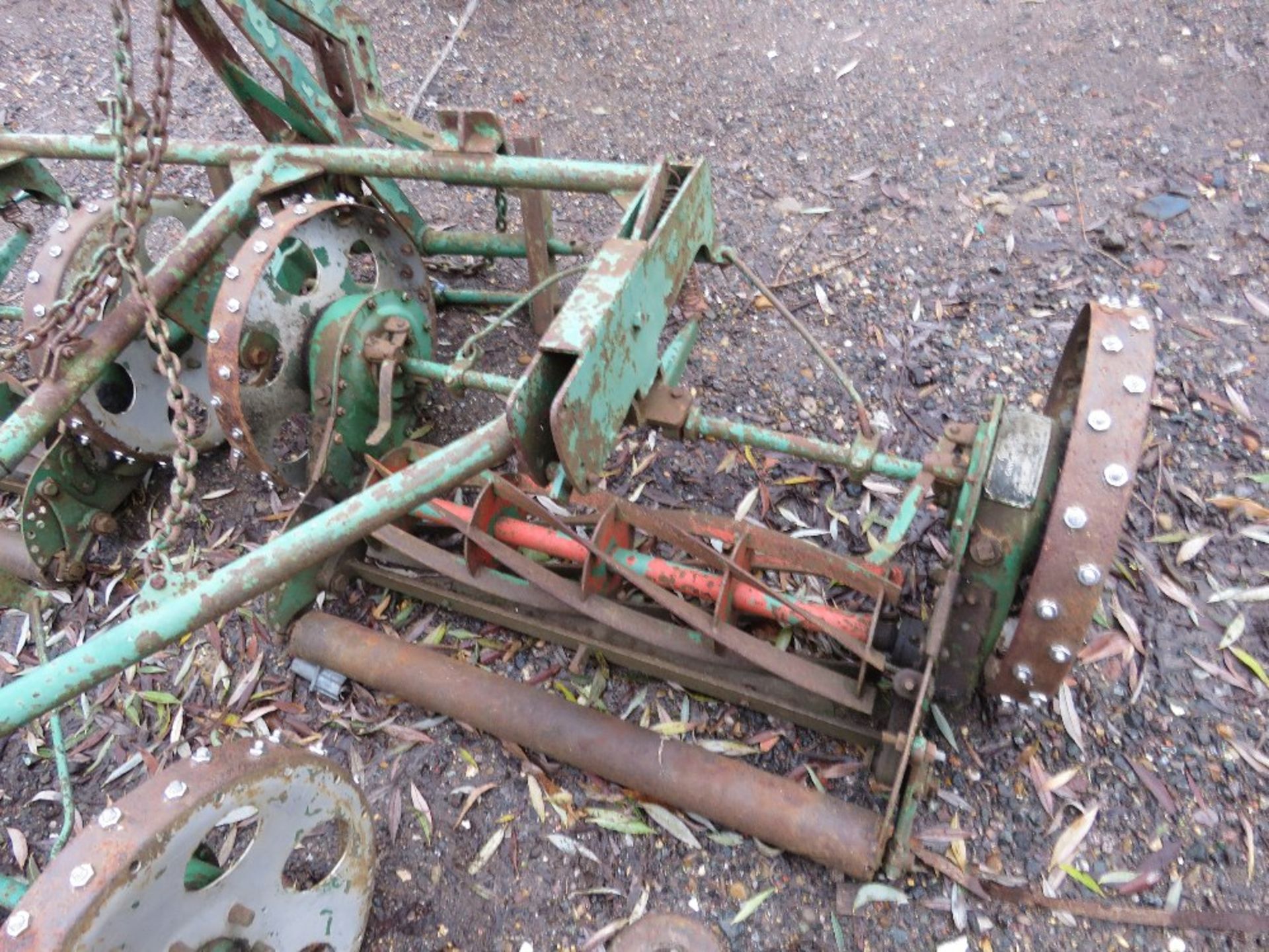 SET OF TRAILED WHEEL DRIVEN GANG MOWERS, TRACTOR MOUNTED. THIS LOT IS SOLD UNDER THE AUCTIONEERS - Image 5 of 6