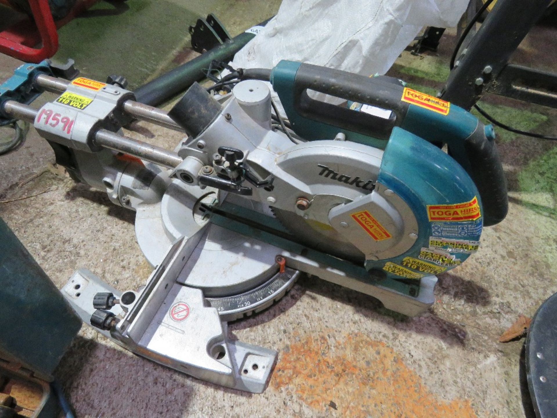 MAKITA 110V MITRE SAW, NEEDS ATTENTION. THIS LOT IS SOLD UNDER THE AUCTIONEERS MARGIN SCHEME, TH