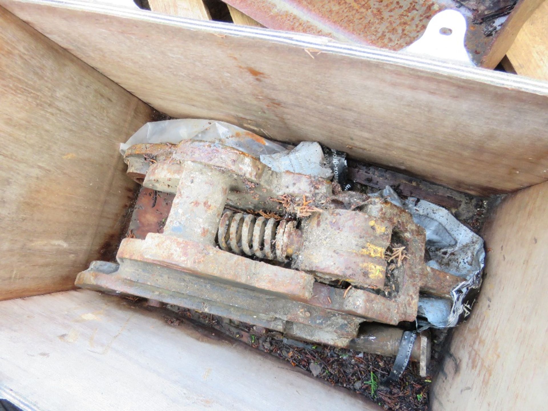 MANUAL EXCAVATOR QUICK HITCH ON 30MM PINS. THIS LOT IS SOLD UNDER THE AUCTIONEERS MARGIN SCHEME, - Image 2 of 3