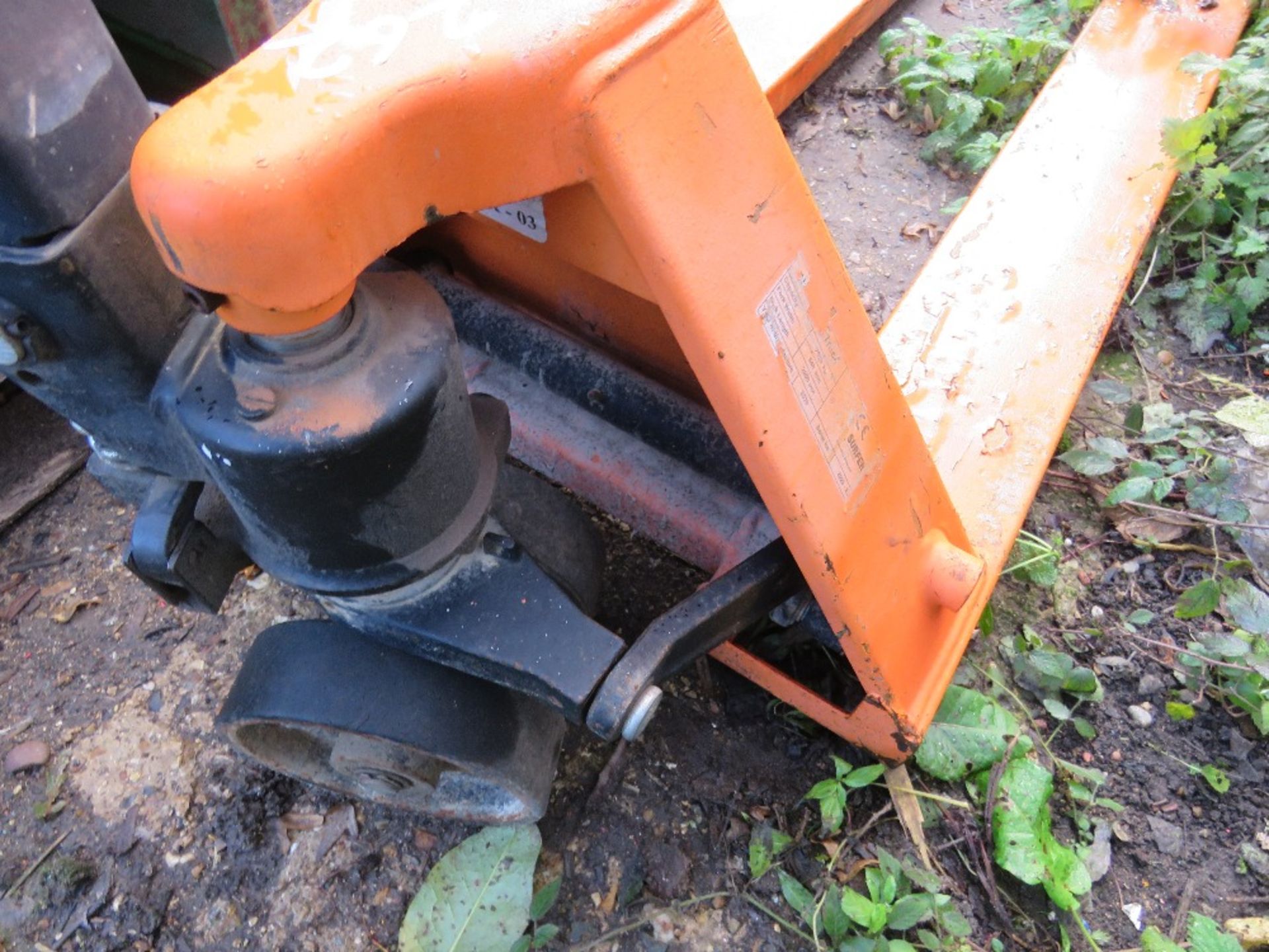 LONG BLADED PALLET TRUCK. THIS LOT IS SOLD UNDER THE AUCTIONEERS MARGIN SCHEME, THEREFORE NO VAT - Image 2 of 4