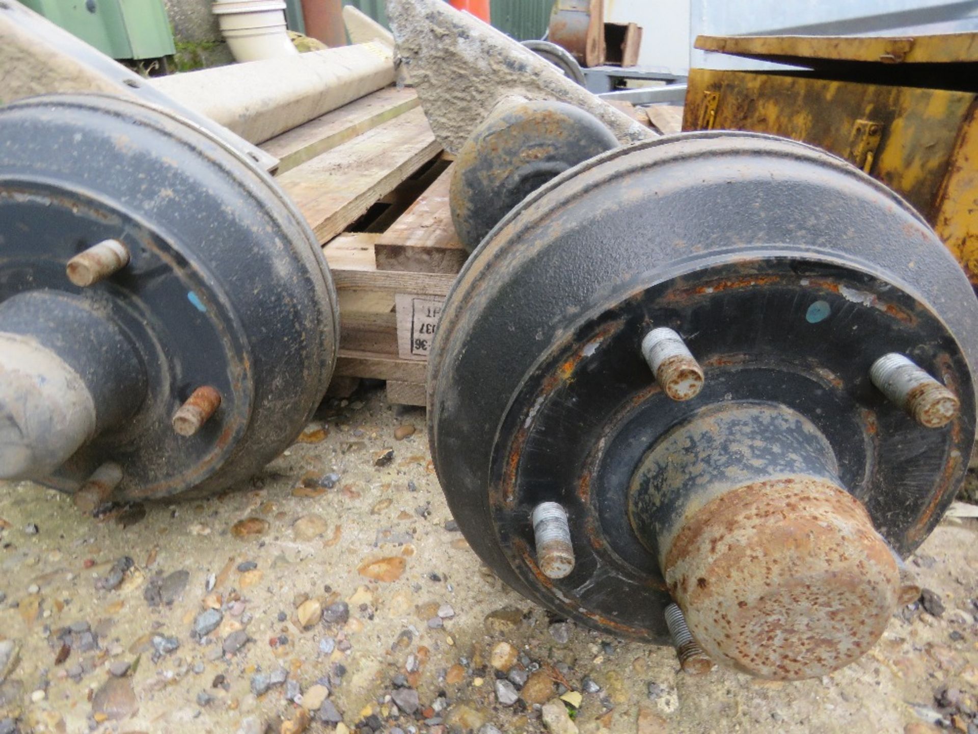 2 X HEAVY DUTY TRAILER AXLES. THIS LOT IS SOLD UNDER THE AUCTIONEERS MARGIN SCHEME, THEREFORE NO - Image 2 of 3