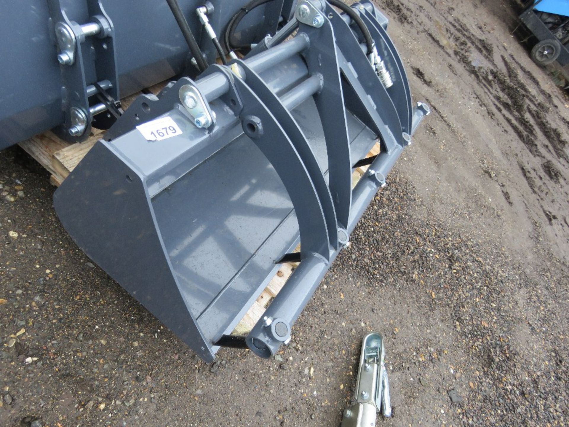 UNUSED MUCK GRAB BUCKET ATTACHMENT FOR SMALL SIZED LOADER/ SKIDSTEER OR COMPACT TRACTOR. 4FT WIDE AP - Image 4 of 4