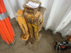 2 X RATCHET JACKS. THIS LOT IS SOLD UNDER THE AUCTIONEERS MARGIN SCHEME, THEREFORE NO VAT WILL BE