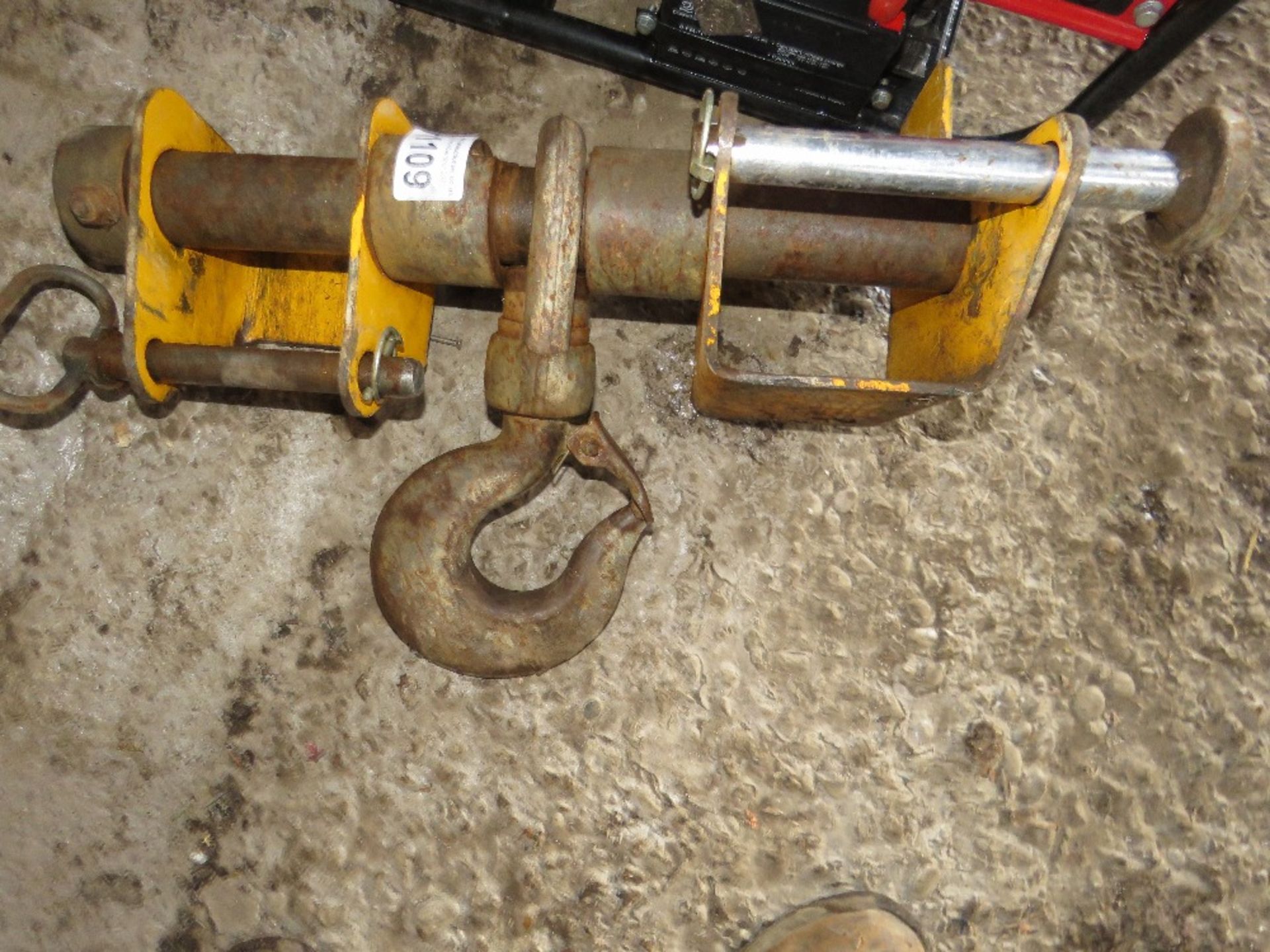 JCB 4 TONNE CRANE HOOK ATTACHMENT FOR FORKLIFT/TELEHANDLER. THIS LOT IS SOLD UNDER THE AUCTIONEER