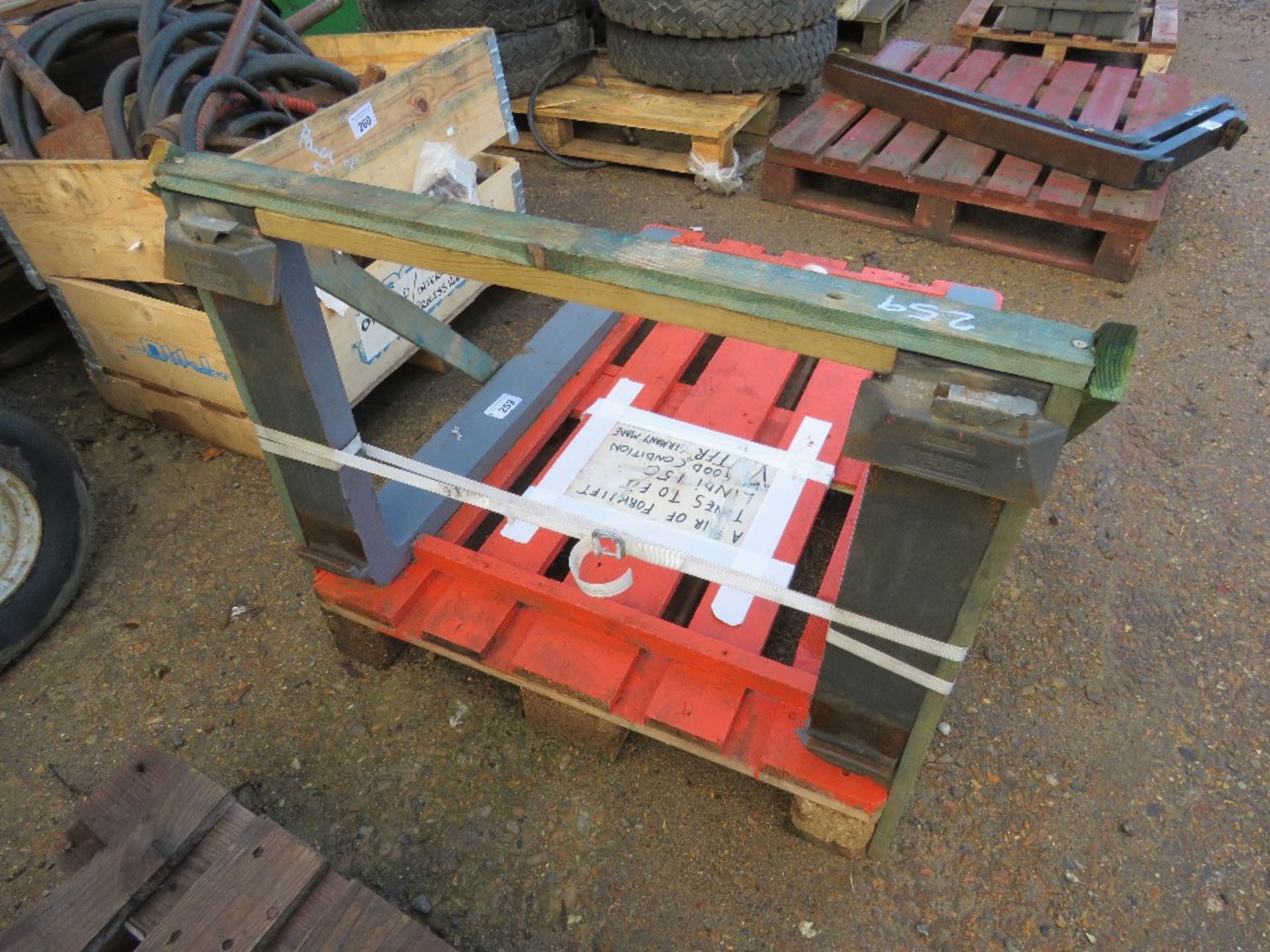 SET OF LINDE FORKLIFT TINES. THIS LOT IS SOLD UNDER THE AUCTIONEERS MARGIN SCHEME, THEREFORE NO V - Image 2 of 3