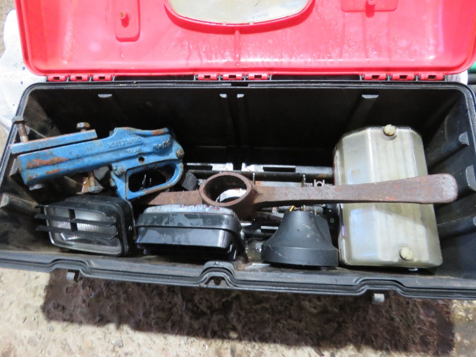 DRAIN RODS PLUS A DAF TOOL BOX. - Image 4 of 4