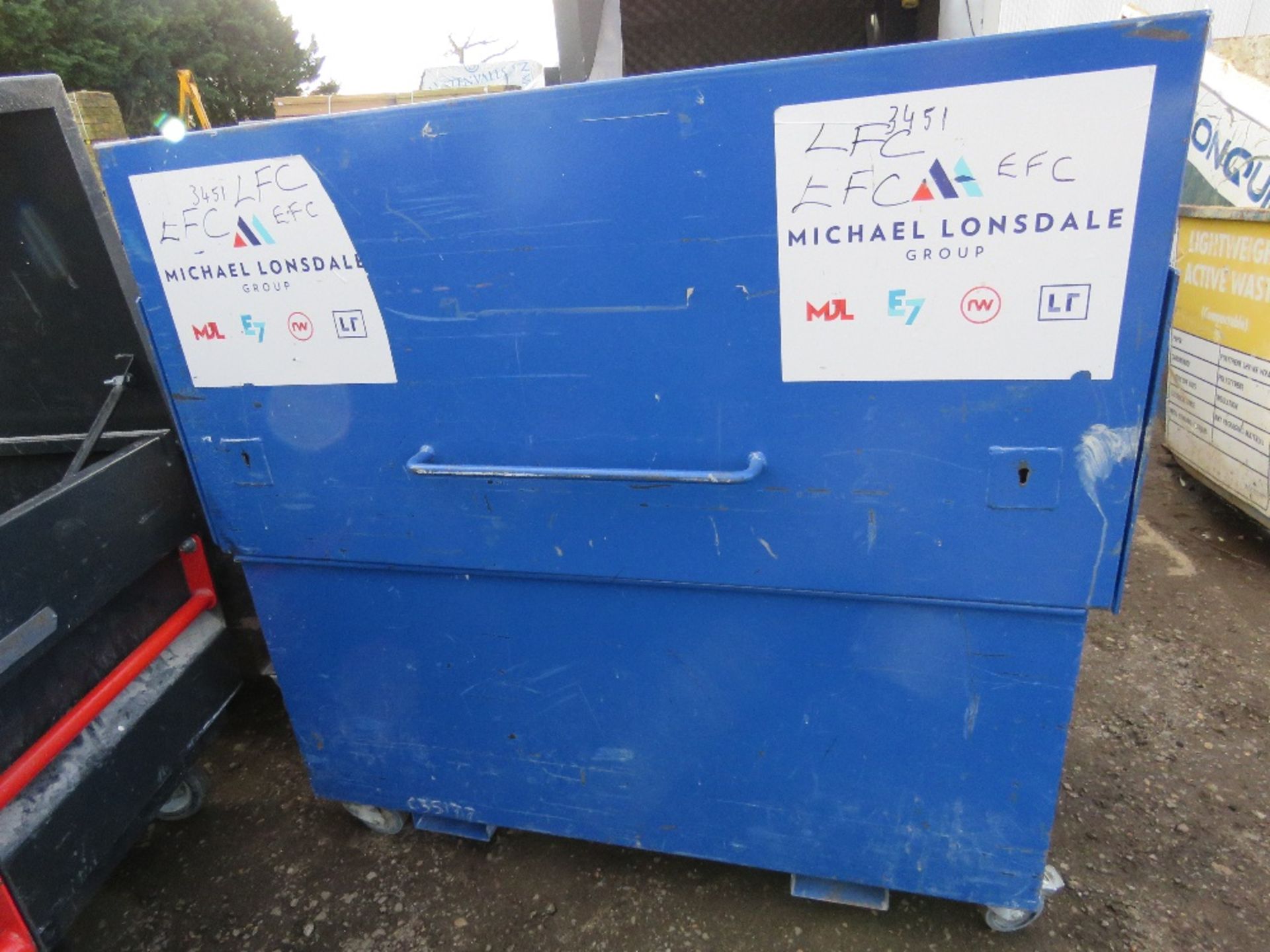 LARGE TOOL BOX. DIRECT FROM COMPANY LIQUIDATION. - Image 3 of 4