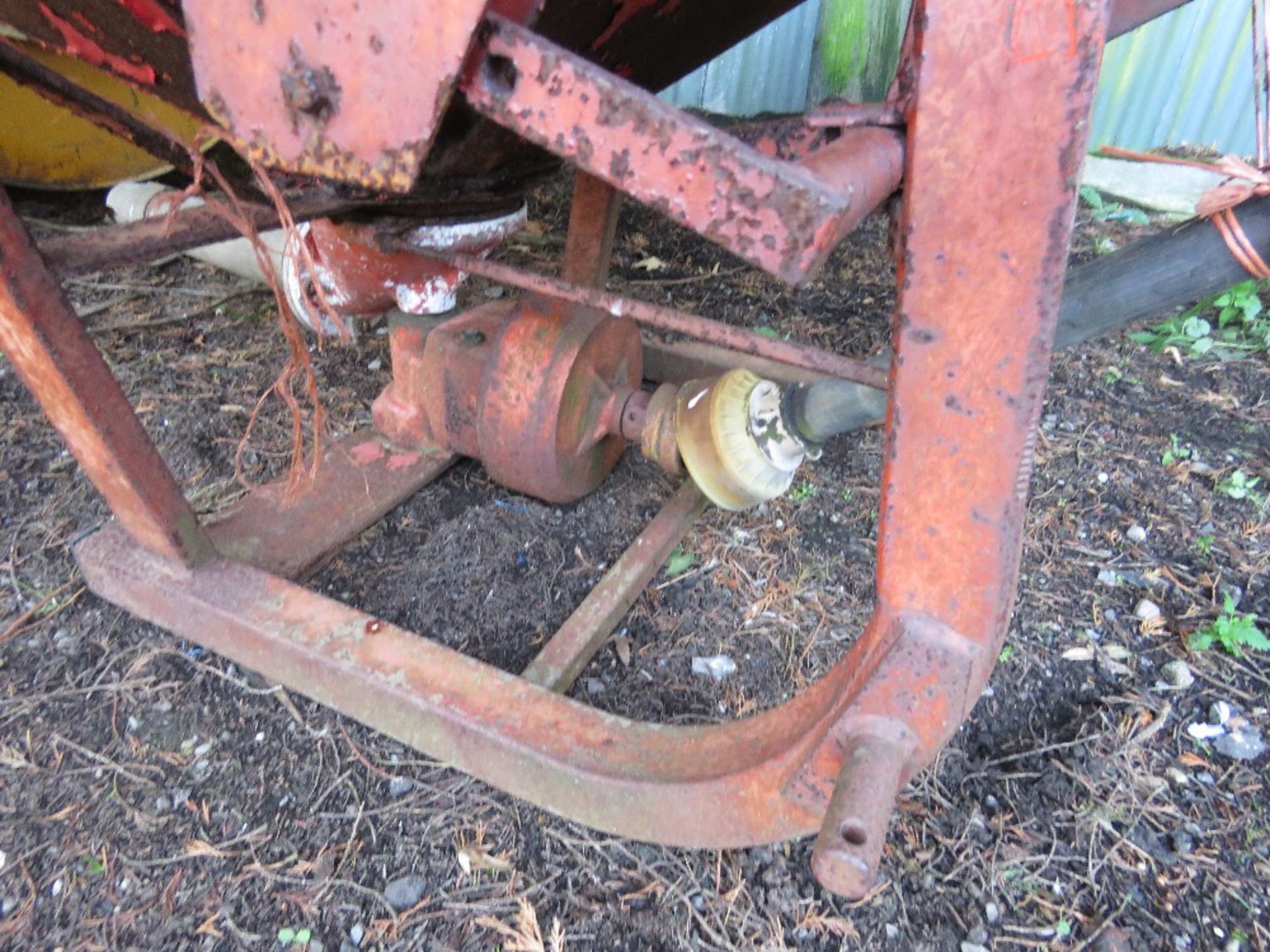 TRACTOR MOUNTED FERTILISER SPREADER. THIS LOT IS SOLD UNDER THE AUCTIONEERS MARGIN SCHEME, THEREF - Image 3 of 5