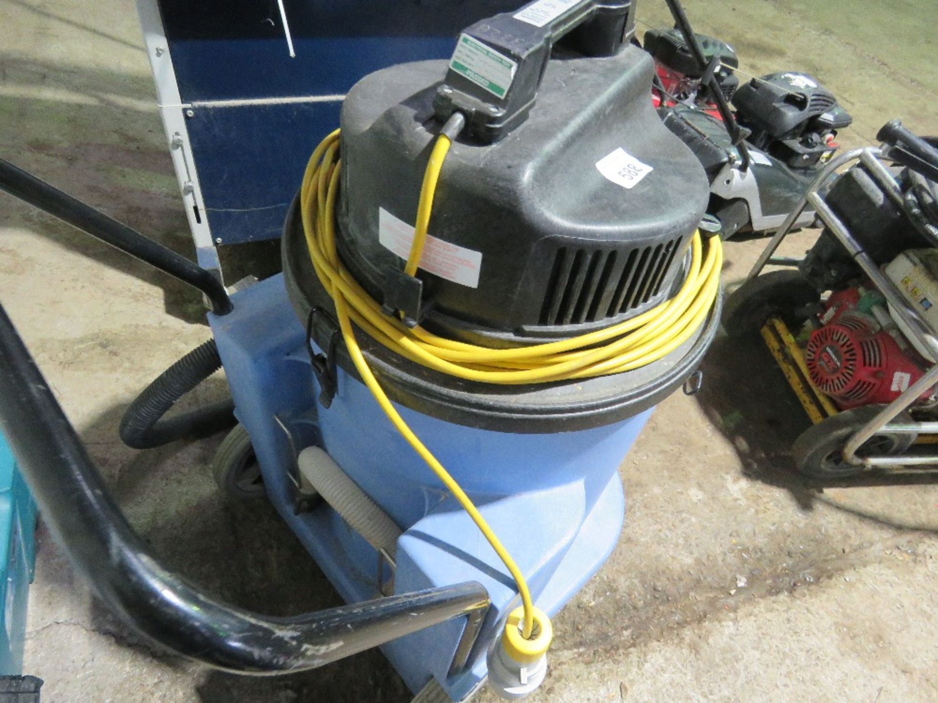 HEAVY DUTY NUMATIC 110V VACUUM SOURCED FROM LARGE CONSTRUCTION COMPANY LIQUIDATION. - Image 2 of 3