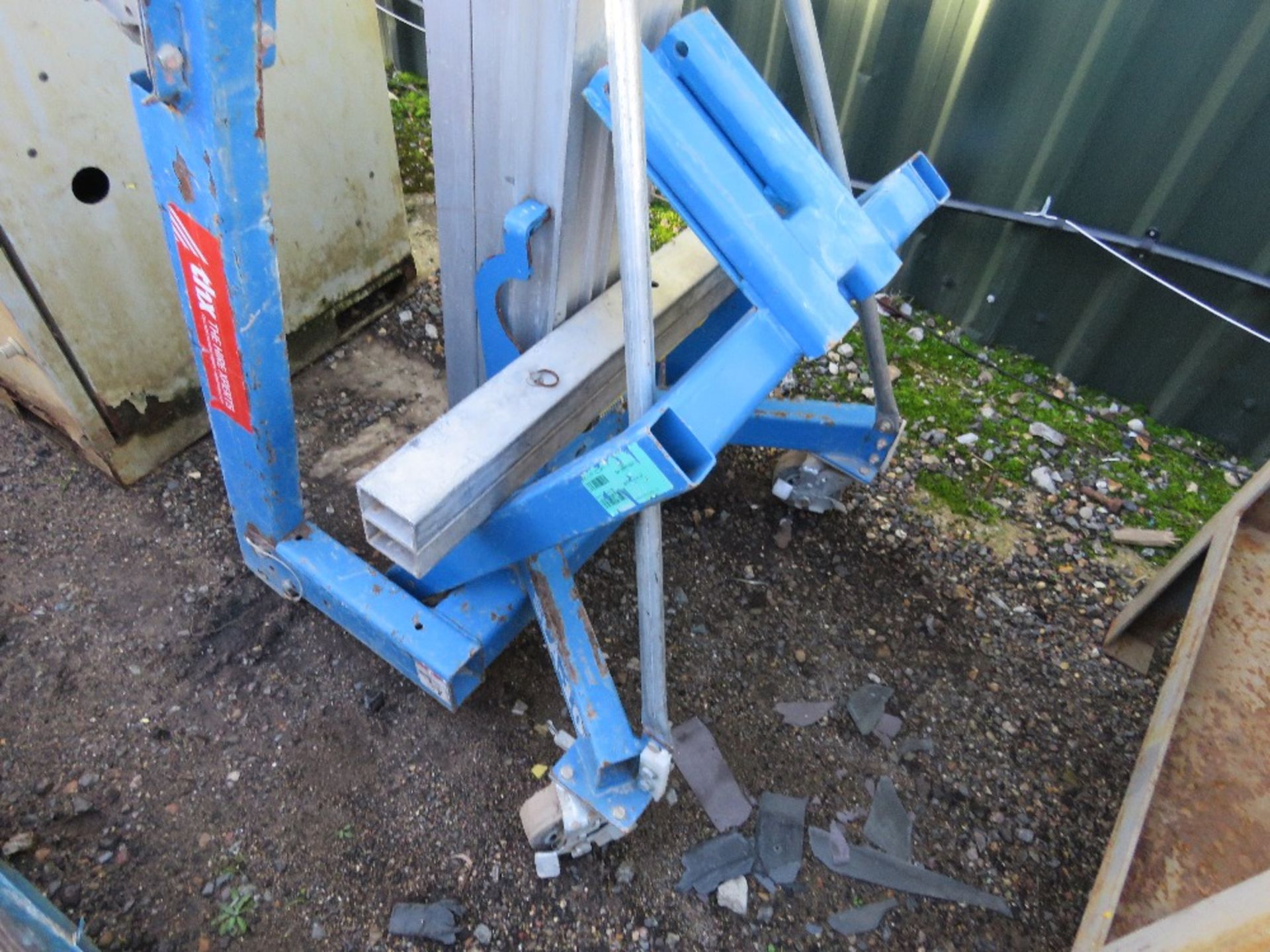 GENIE SLA10 MANUAL MATERIAL LIFT WITH FORKS AND EXTENSION SLEEVES. THX7190 - Image 2 of 7