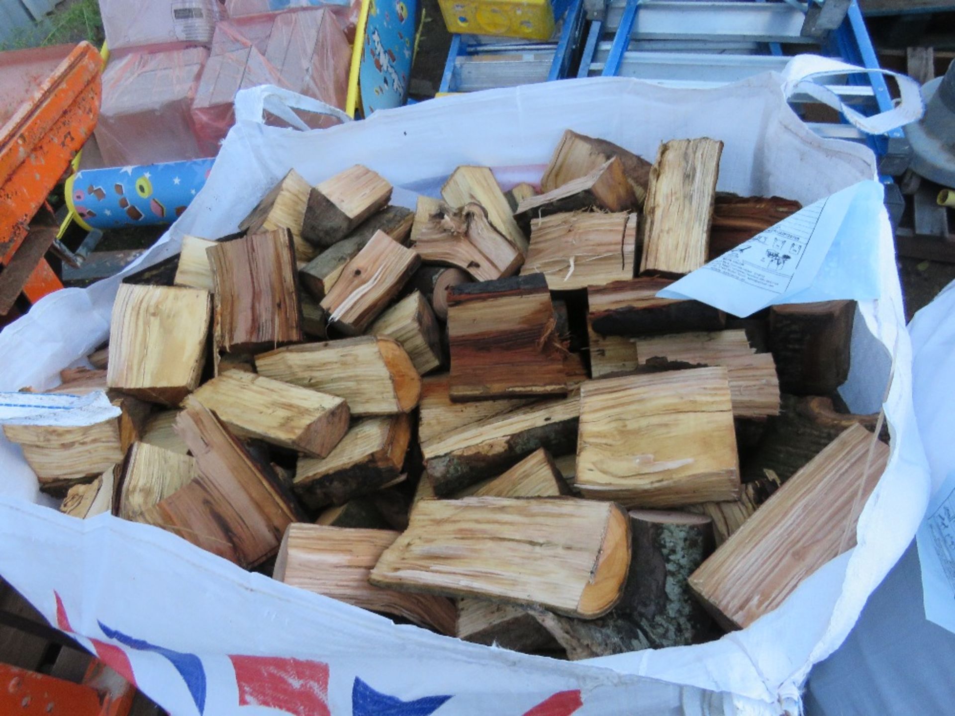 BULK BAG OF HARDWOOD FIRE WOOD LOGS. THIS LOT IS SOLD UNDER THE AUCTIONEERS MARGIN SCHEME, THERE - Image 3 of 3