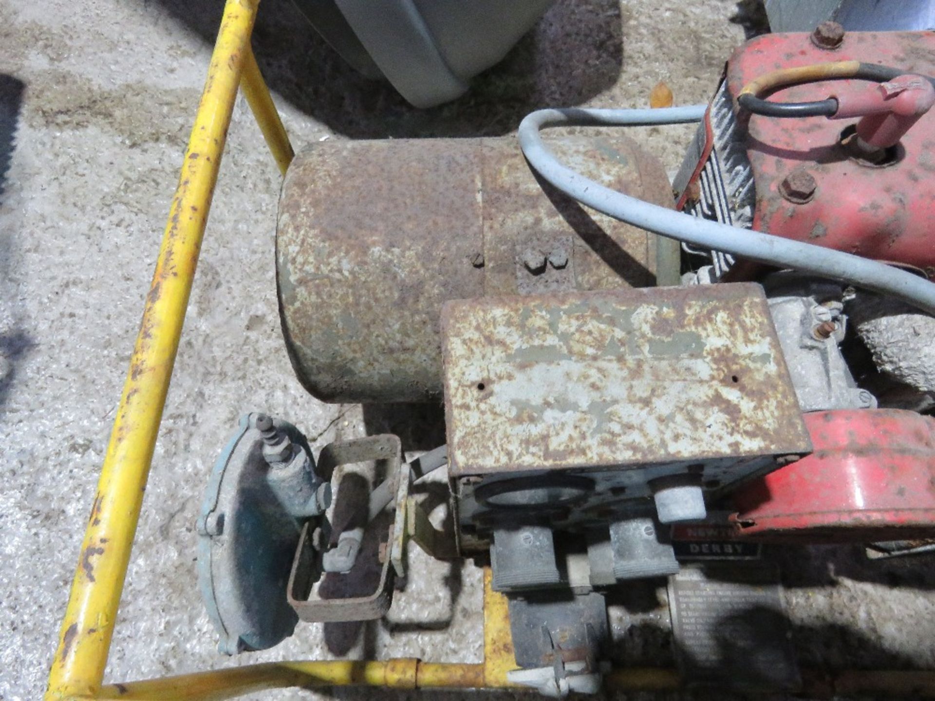 GAS POWERED GENERATOR. THIS LOT IS SOLD UNDER THE AUCTIONEERS MARGIN SCHEME, THEREFORE NO VAT WI - Image 5 of 5